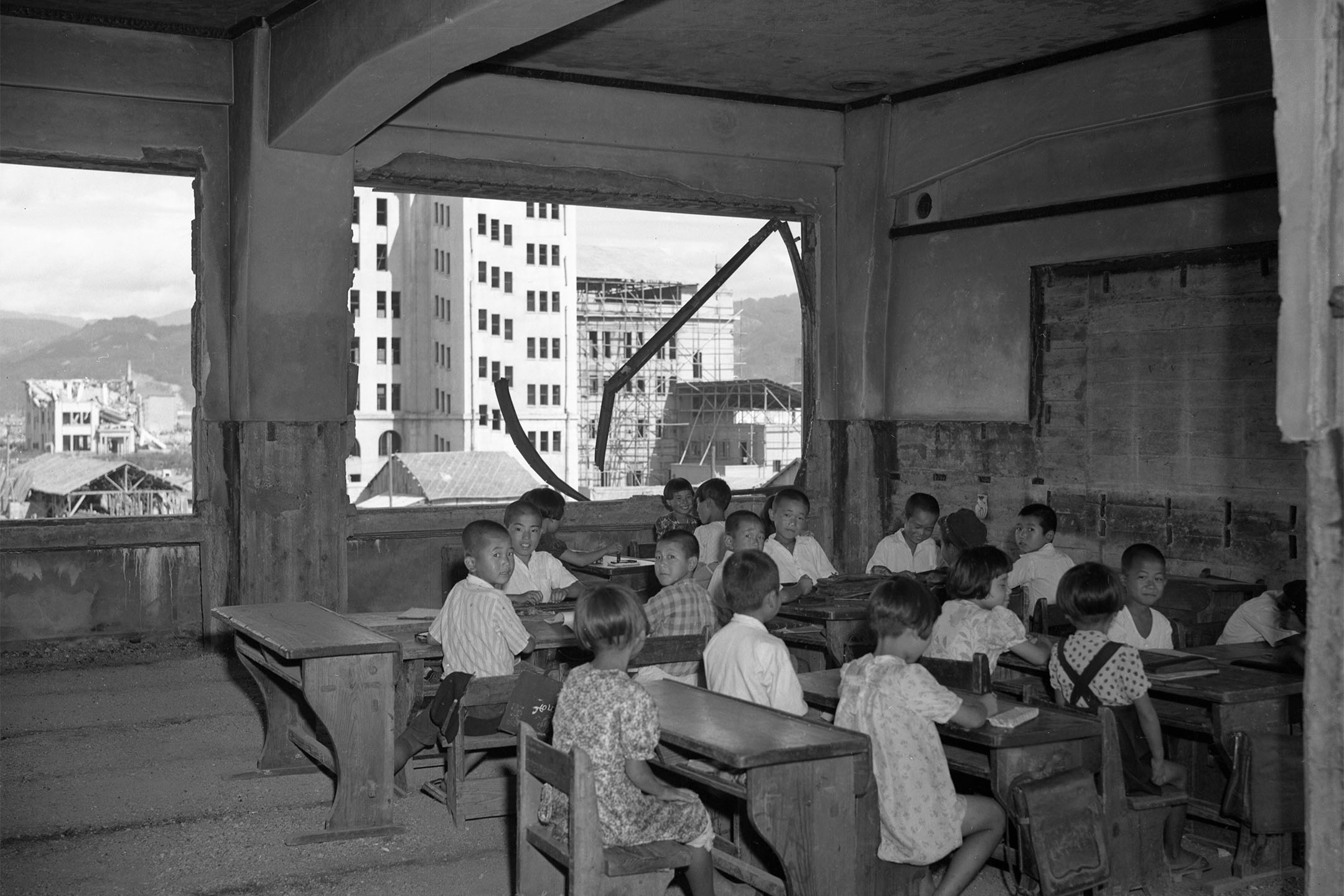 1945年,日本廣島,學生回到受到原子彈襲擊後的現場,戴著口罩繼續上課。攝:Bettmann Archive/Getty Images
