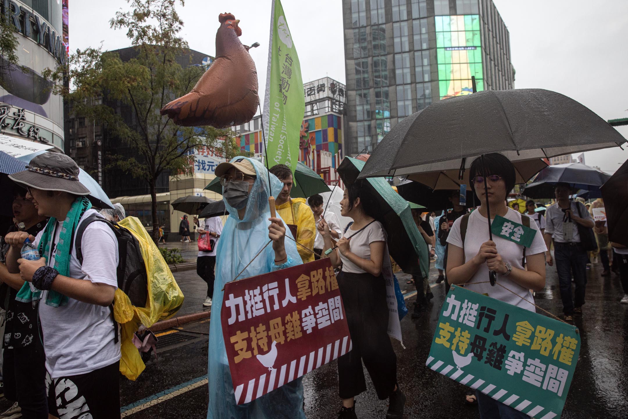 2023年8月20日,还路于民大游行。摄:陈焯𪸩/端传媒