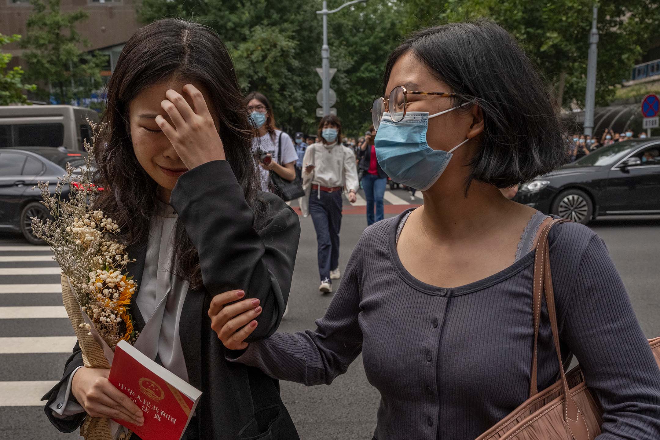 2021年9月14日，中国北京，#metoo运动者周晓璇（左）指控央视主持朱军性骚扰，遭法院以证据不足驳回诉讼。摄：Kevin Frayer/Getty Images