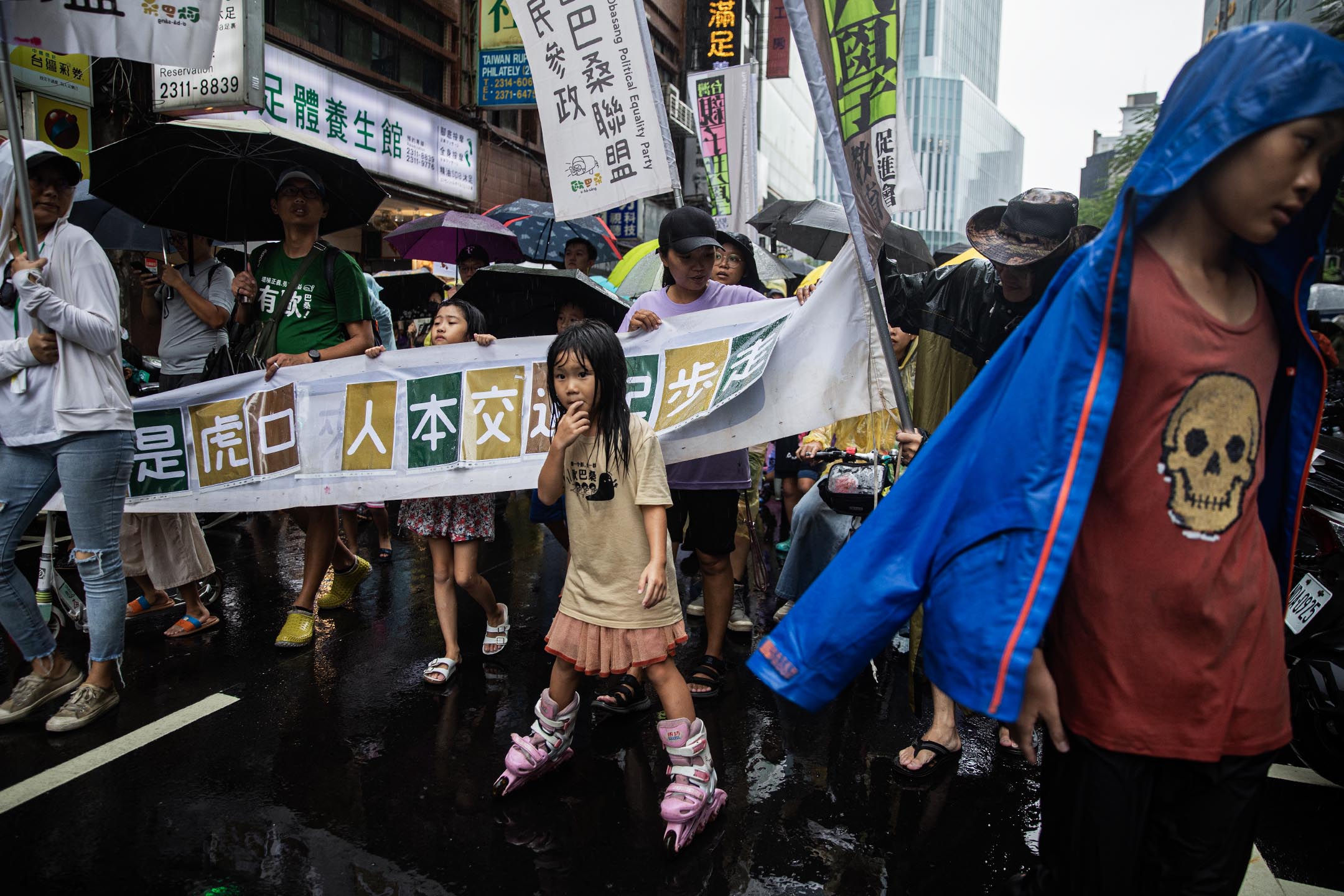 2023年8月20日,还路于民大游行。摄:陈焯𪸩/端传媒