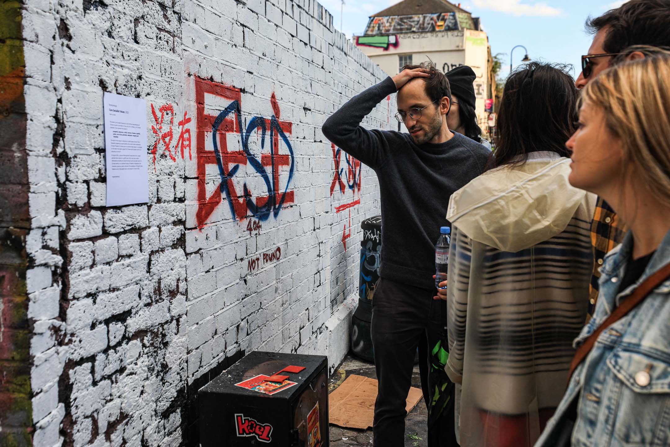 2023年8月6日,英國倫敦,當地市民正在觀看塗鴉牆。攝:James Wendlinger/Getty Images