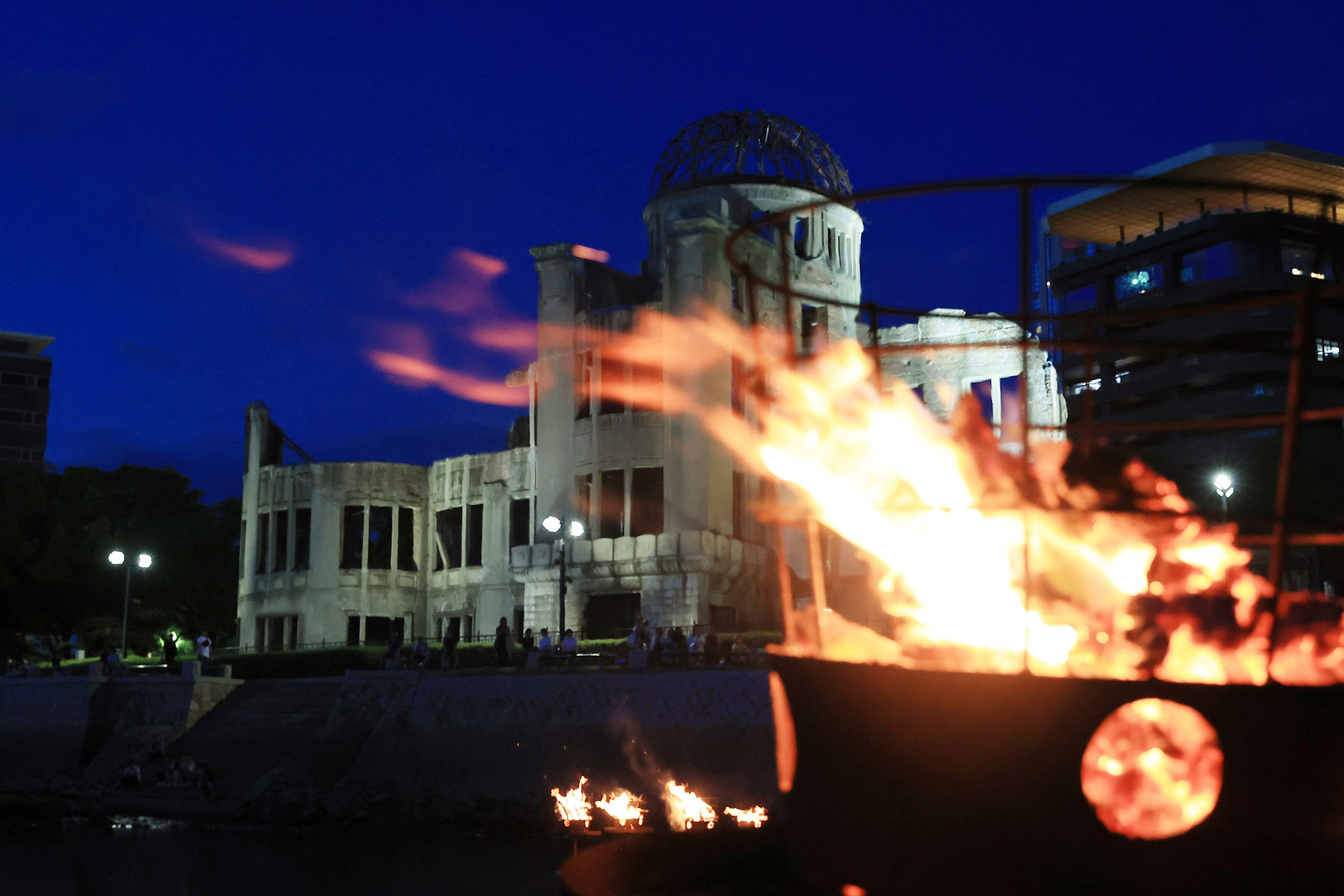 2022年12月5日,日本廣島,紀念者點燃篝火,悼念核爆的遇難者。攝:Yomiuri Shimbun/AP/達志影像
