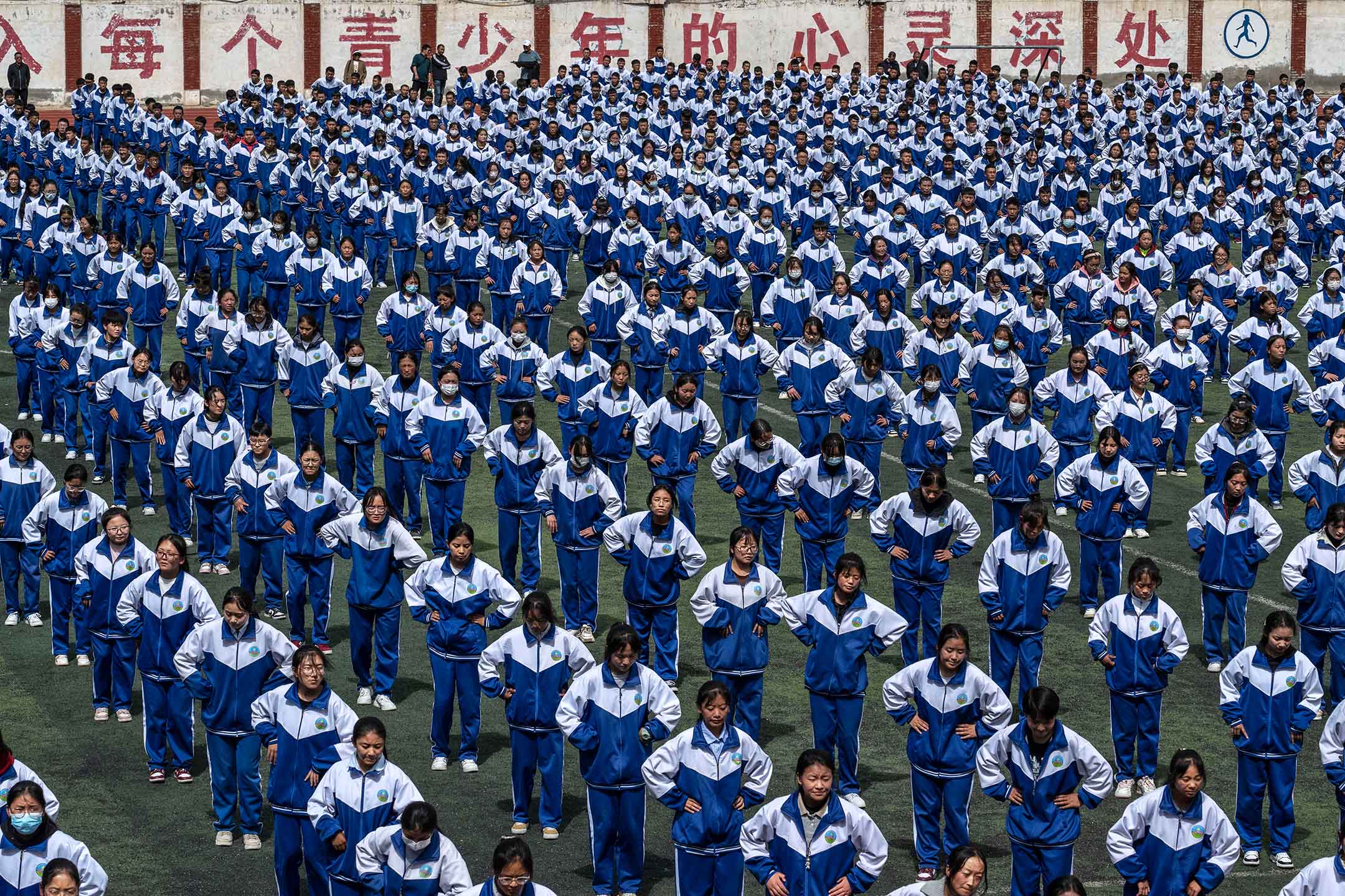 2023年6月18日,中國山南,學生在列隊做運動。攝:Kevin Frayer/Getty Images