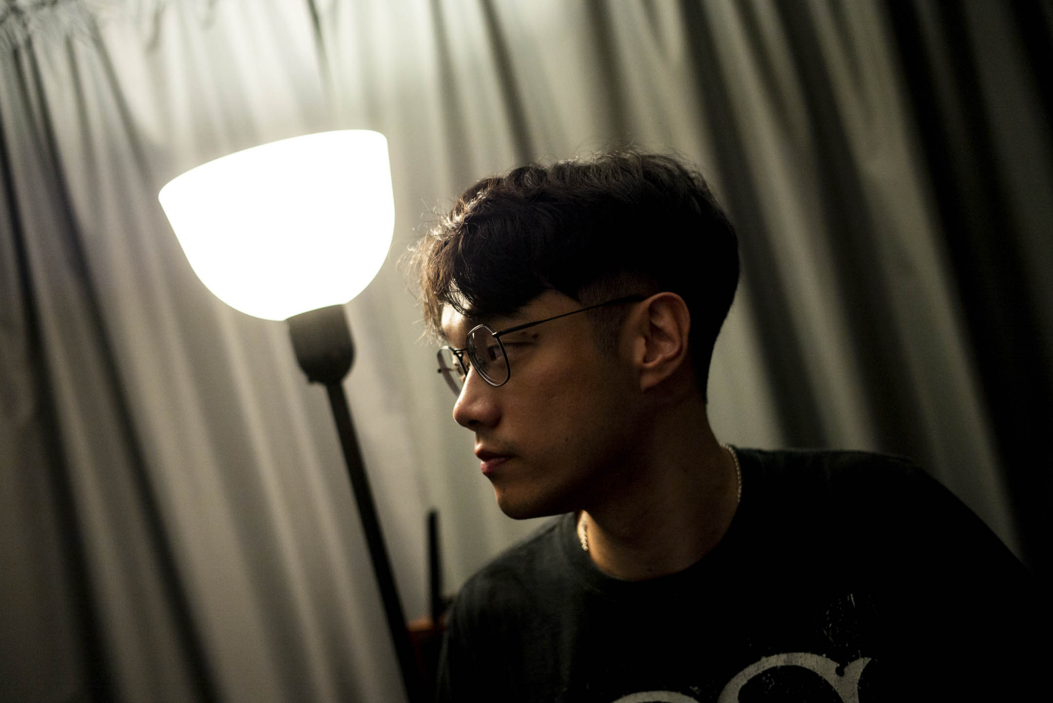 Tomii Chan,香港唱作、制作人,音乐由蓝调、民谣发展出骚灵肌理。2023年发表首支广东话作品〈说不清〉,探索创作语言和身份认同。摄:林振东/端传媒