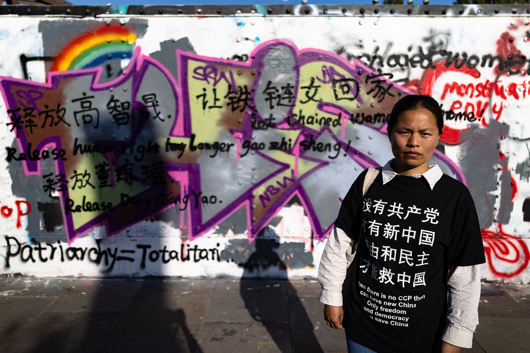 2023年8月11日,英国伦敦,一名女子站在伦敦涂鸦墙前。摄:May James/SOPA Images/LightRocket via Getty Images