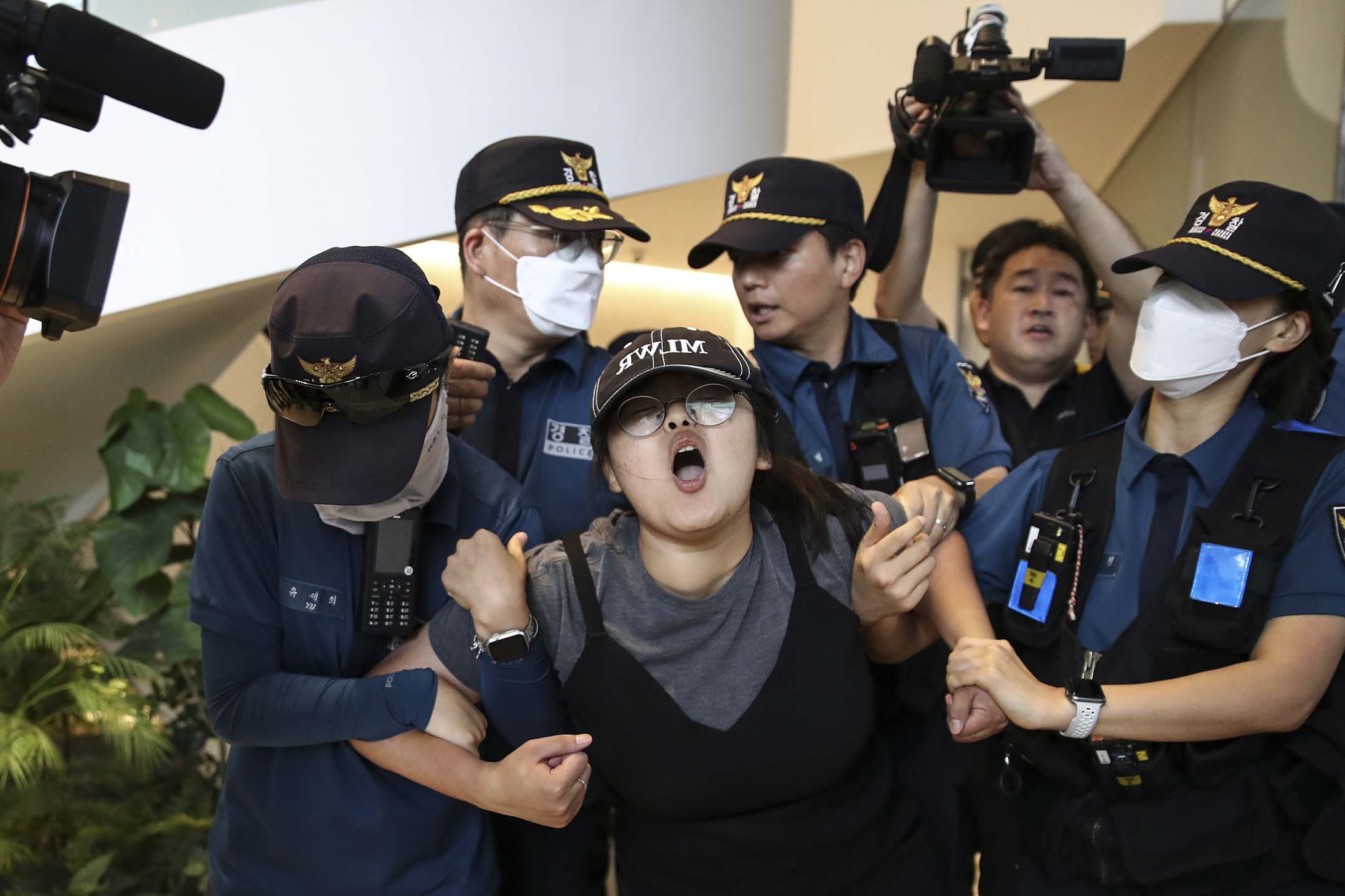 2023年8月24日,韩国首尔,一名试图闯入日本大使馆示威的大学生被警察拘捕。摄:Chung Sung-Jun/Getty Images
