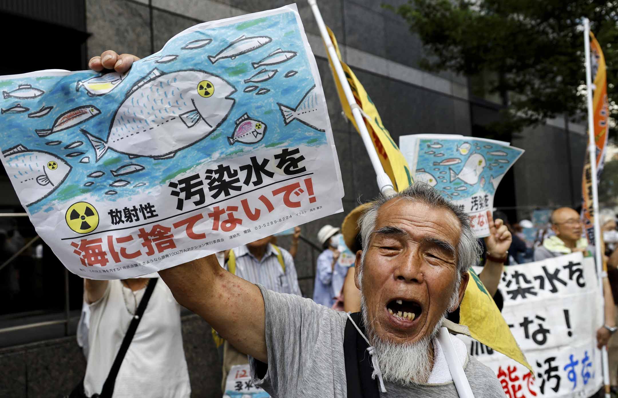 2023年8月24日,一名示威者在東京電力公司總部前舉行集會,反對日本計劃將福島第一核電站處理後的放射性水排入海洋。攝:Kim Kyung-HoonReuters/達志影像