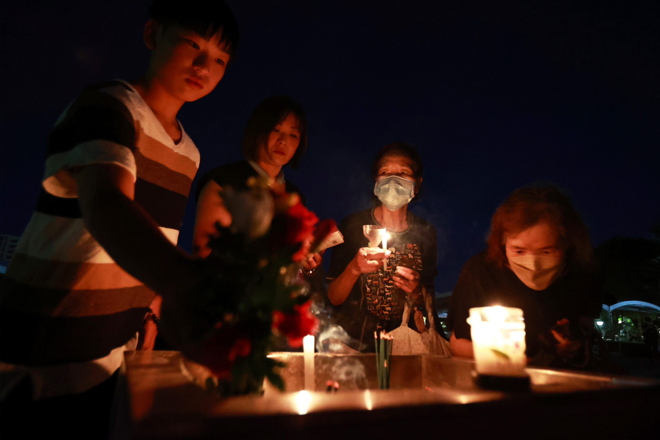 2023年8月6日,日本廣島,市民在和平紀念公園,為遇難者祈禱。攝:Yomiuri Shimbun/AP/達志影像