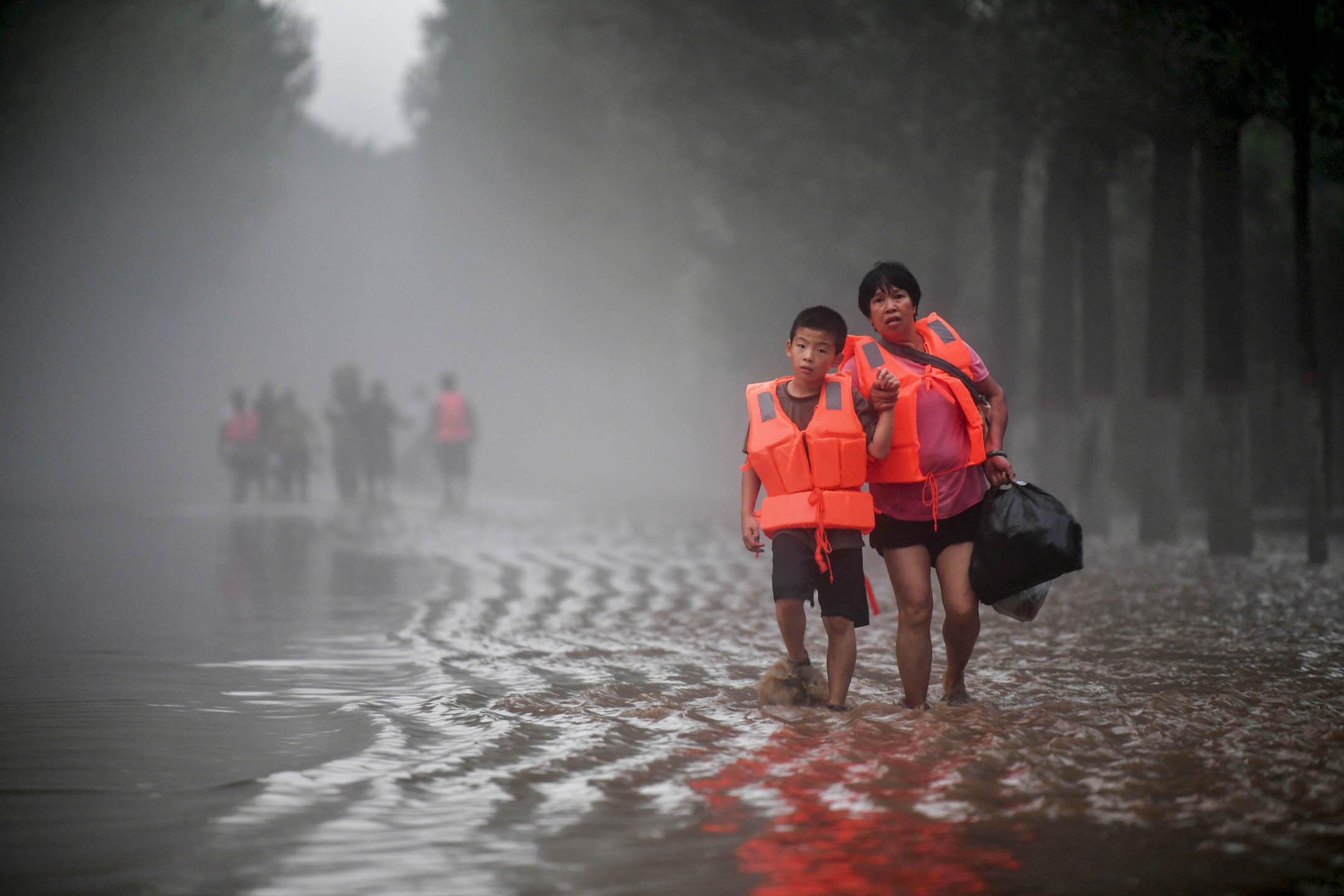 2023年8月1日,中國涿州,救災人員正在疏散村內被困市民。攝:Zhai Yujia/China News Service/VCG via Getty Images