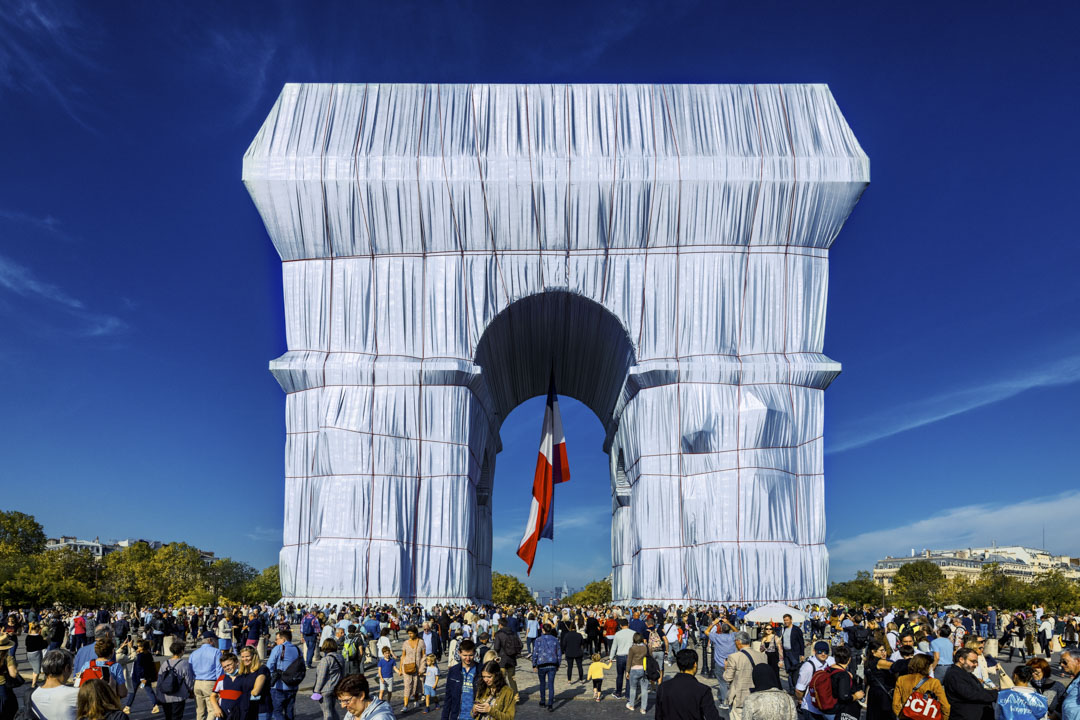克里斯托(Christo)和妻子让娜-克劳德(Jeanne-Claude)遗作《包裹的凯旋门》(L'Arc de Triomphe, Wrapped)。摄:Bruno de HOGUES/Gamma-Rapho via Getty Images