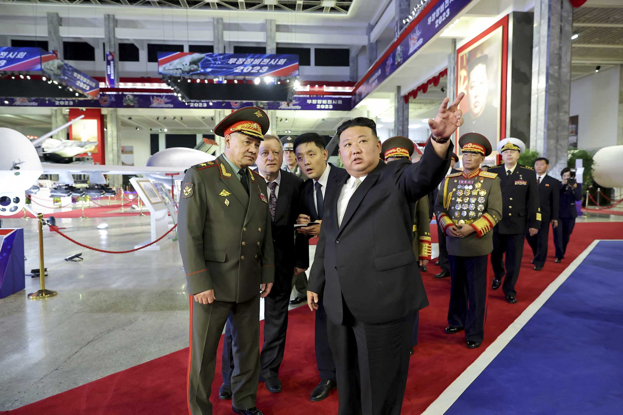 2023年7月27日,北韓領導人金正恩與俄羅斯國防部長喬伊古。攝:API/Gamma-Rapho via Getty Images