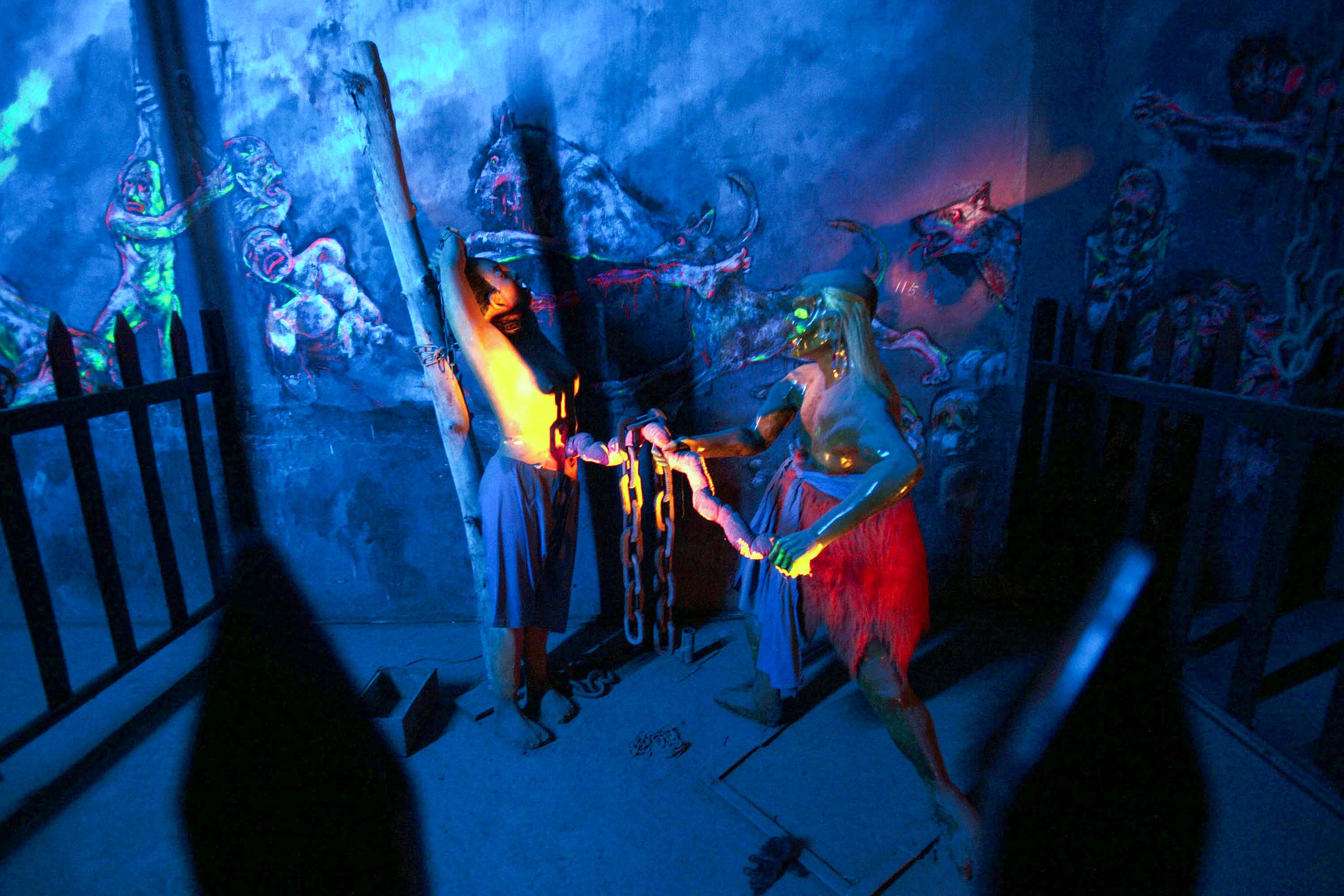 2006年8月3日,重慶市豐都縣,“鬼城”中可見地獄受難的雕塑。攝:China Photos/Getty Images