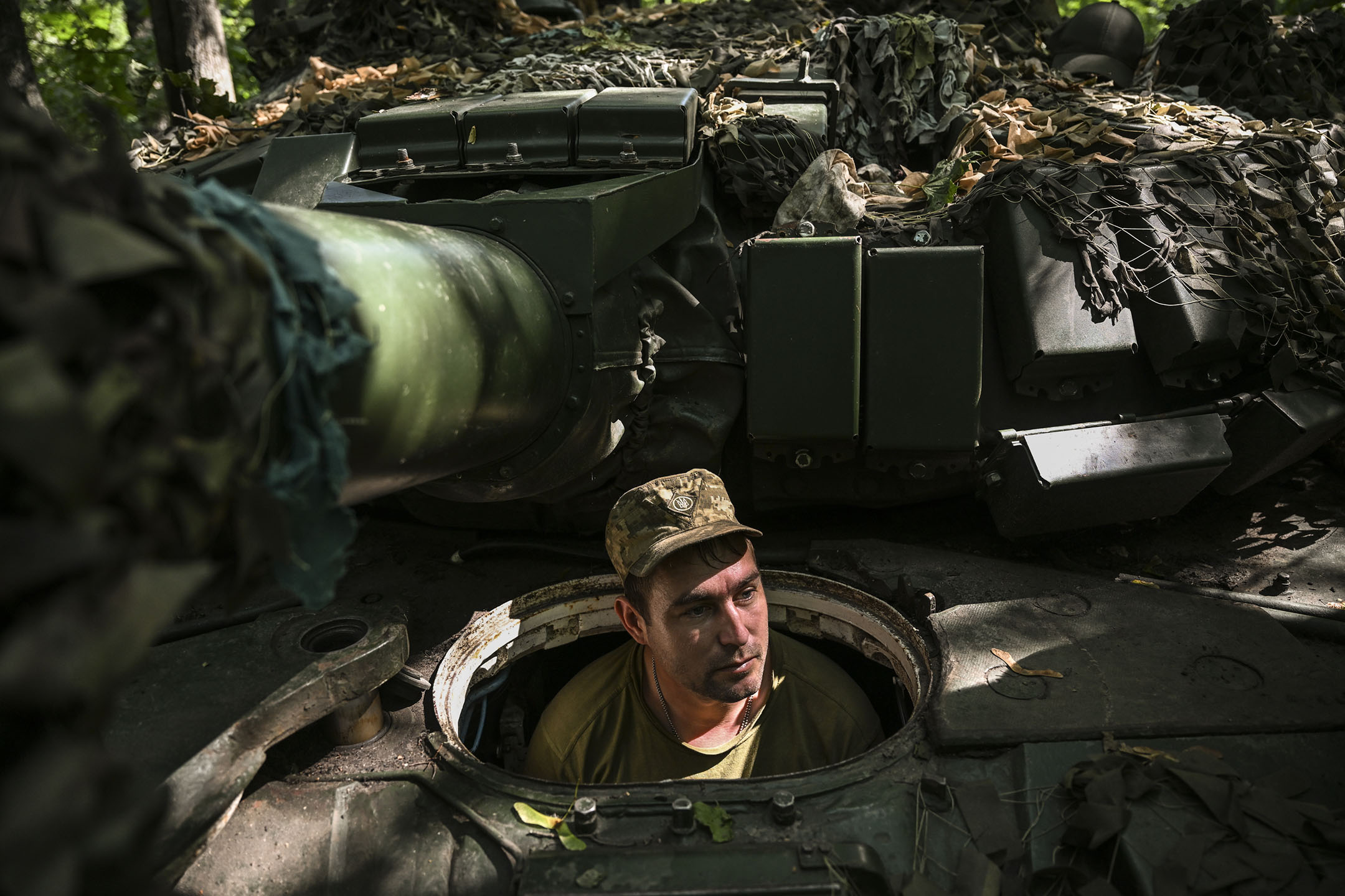 2023年8月18日,一名乌克兰士兵在坦克车上。摄:Ercin Erturk/Anadolu Agency via Getty Images