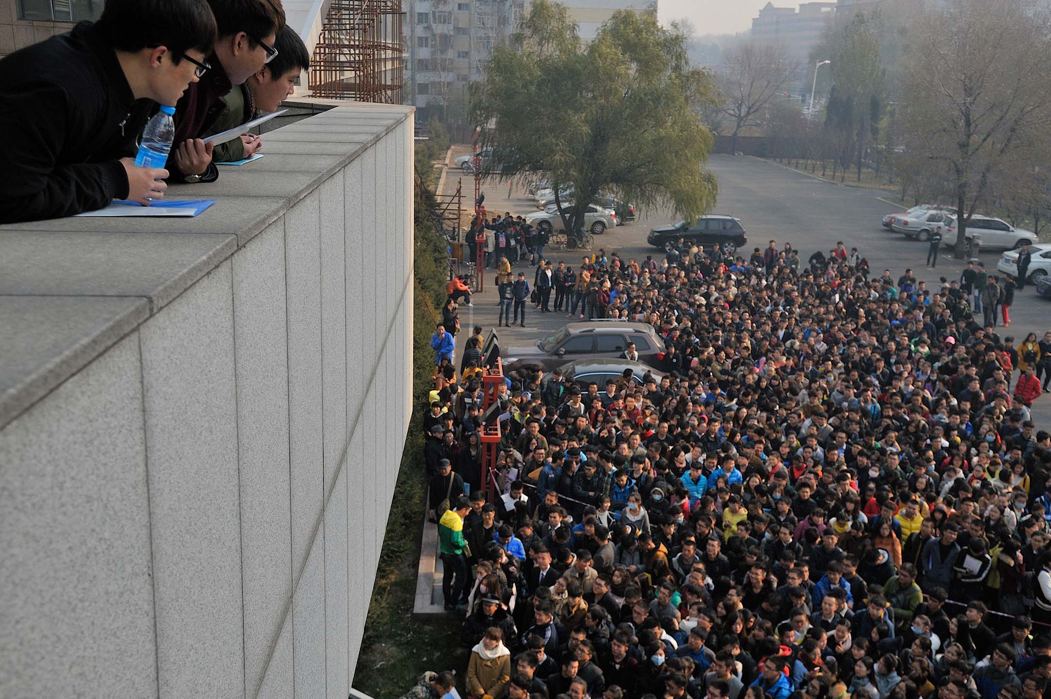 2015年11月2日，中國哈爾濱，過百名應屆畢業生在大學的招聘會尋找就業機會。攝：Tao Zhang/NurPhoto via Getty Images