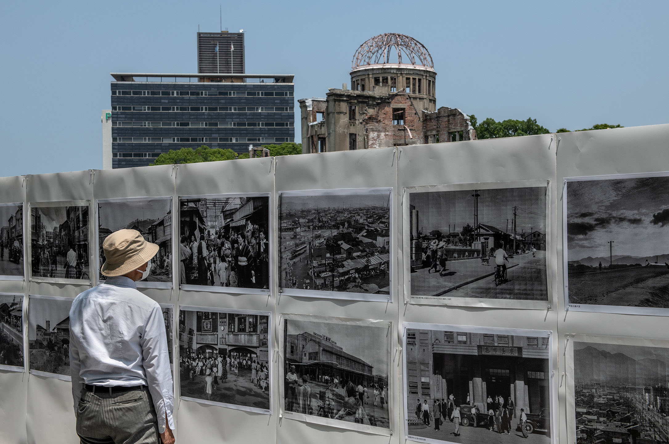 2020年8月5日,日本廣島,一名男子正在觀看廣島被原子彈襲擊摧毀後的照片展覽。攝:Carl Court/Getty Images