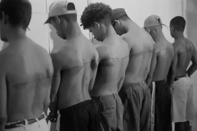 圣地亚哥·西耶拉(Santiago Sierra),于1999年的作品《6个人身上的250cm纹身》:圣地亚哥·西耶拉以自愿雇佣的方式,支付了六个墨西哥青年廉价报酬,在他们背后留下一条总长达230厘米连贯的水平线文身。在这里,他演绎了一种资本主义贫富权力差的恶,可能冒犯一些追求正义的人。
