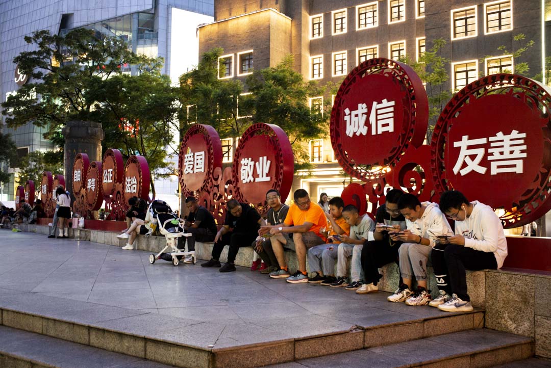2023年8月15日,中国昆明一个 24个字的“社会主义核心价值观”装饰。摄:林文清/端传媒