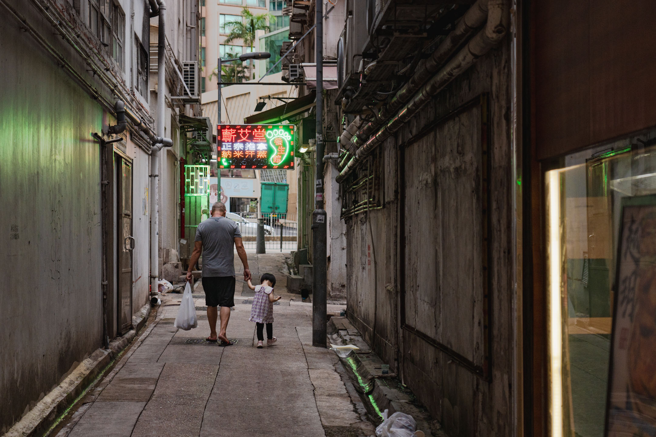 一對父女經過土瓜灣的後巷。攝：Ryan Lai/端傳媒