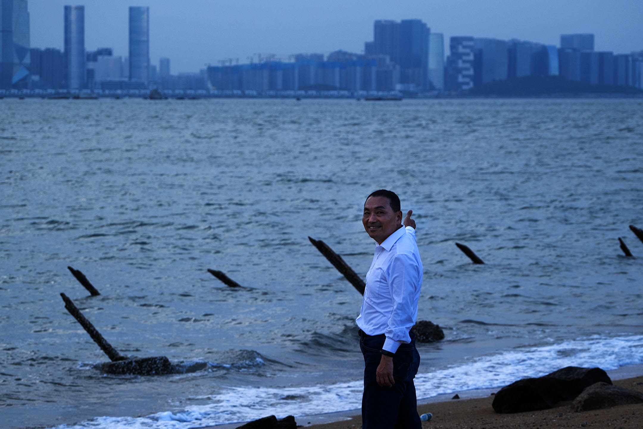 2023年8月22日,金门烈屿乡,国民党总统参选人侯友宜到海边远眺厦门。摄:陈焯𪸩/端传媒