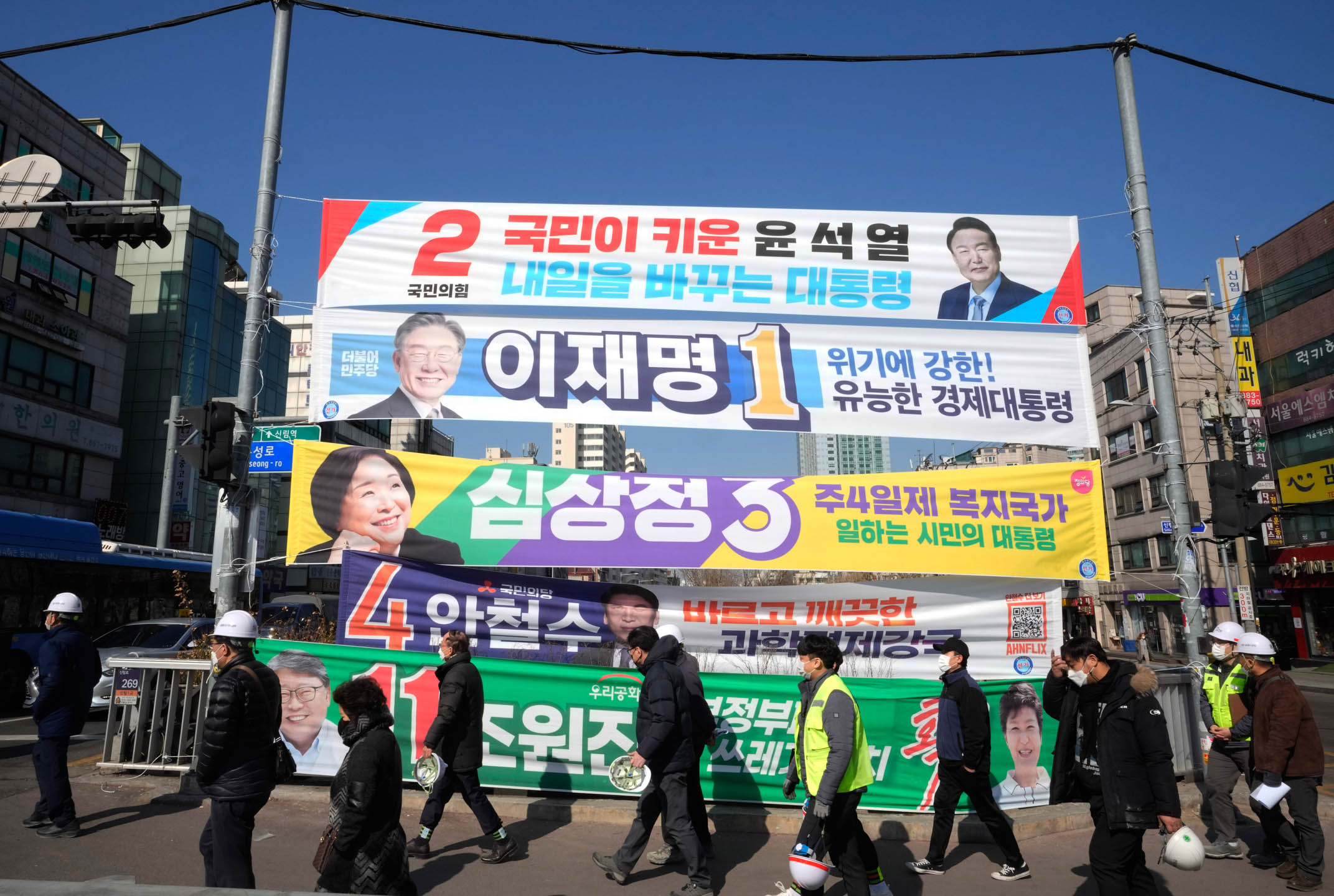 2022年2月17日，韓國首爾，街道上懸掛著總統候選人的標語牌。攝：Ahn Young-joon/AP/達志影像