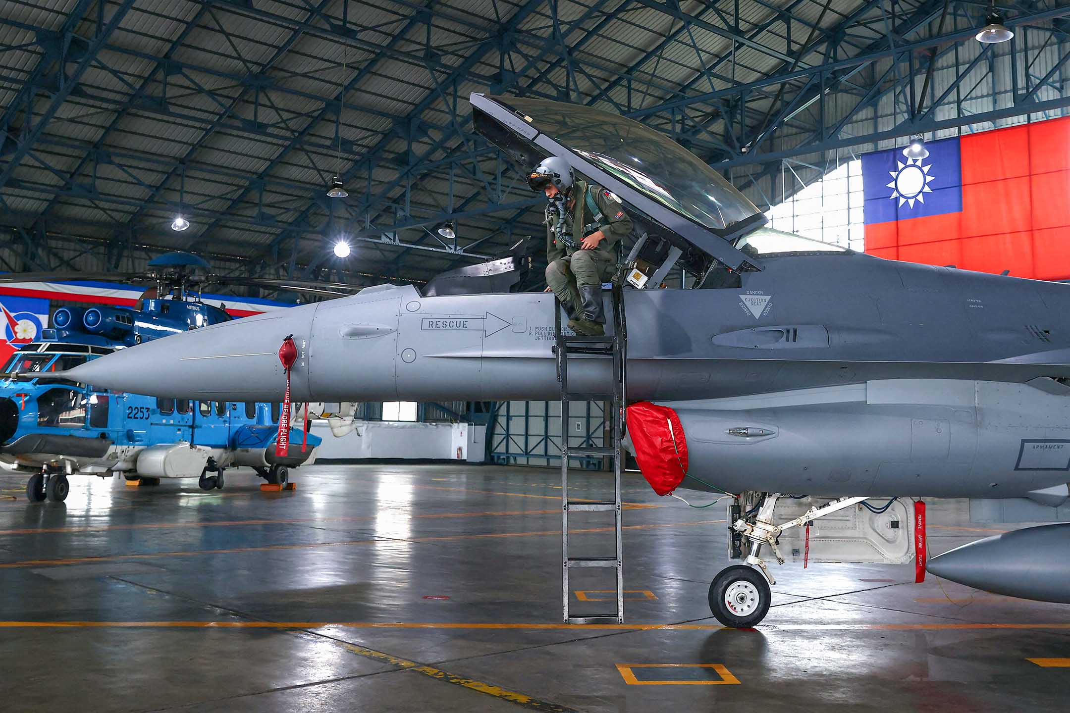 2022年1月5日 ，嘉義舉行的演習中，戰鬥機飛行員從 F-16V 戰鬥機下來。攝：Ann Wang/Reuters/達志影像