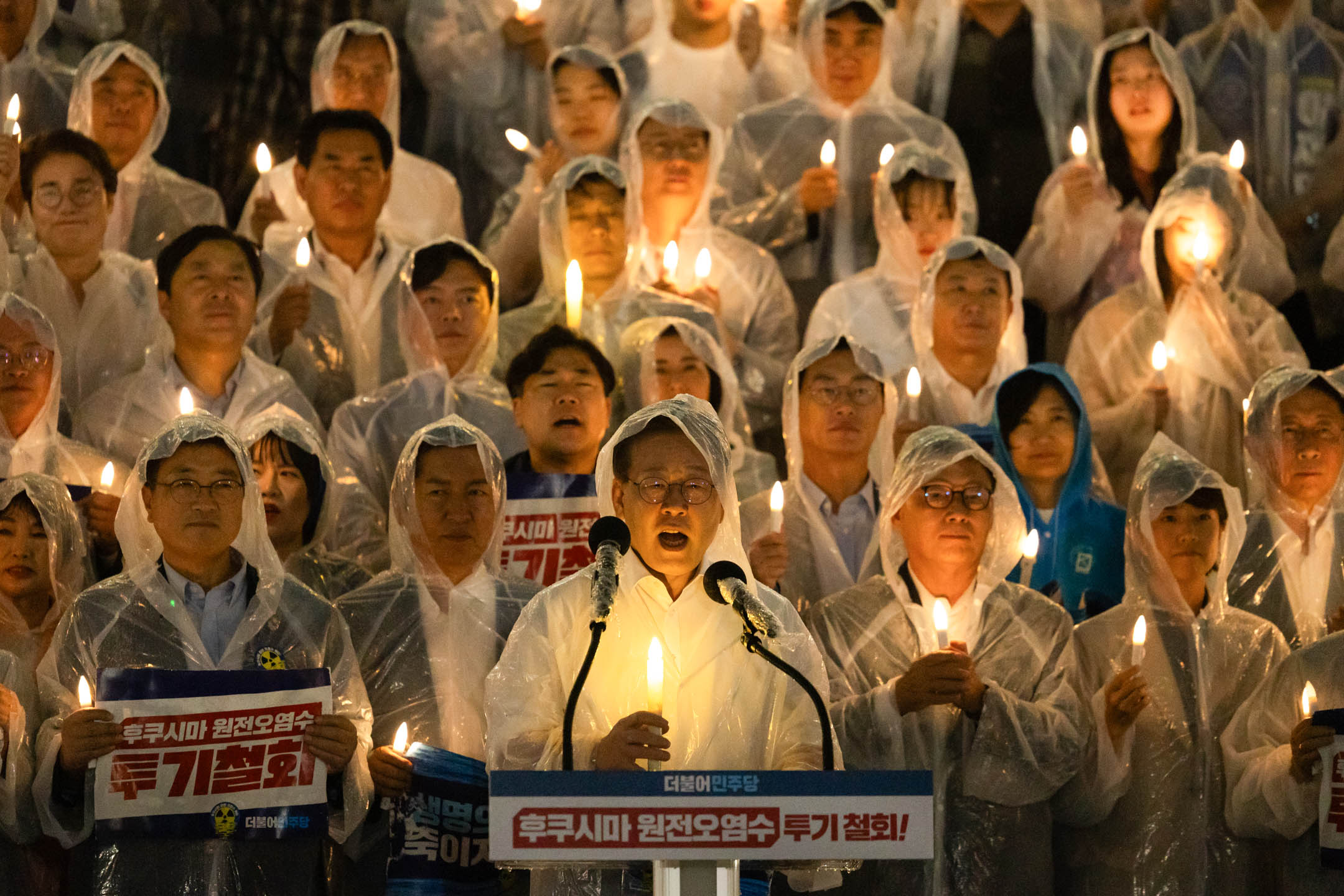 2023年2月23日，韓國首爾，民主黨黨首李在明（中）抗議日本排放福核廢水。攝：SeongJoon Cho/Bloomberg via Getty Images