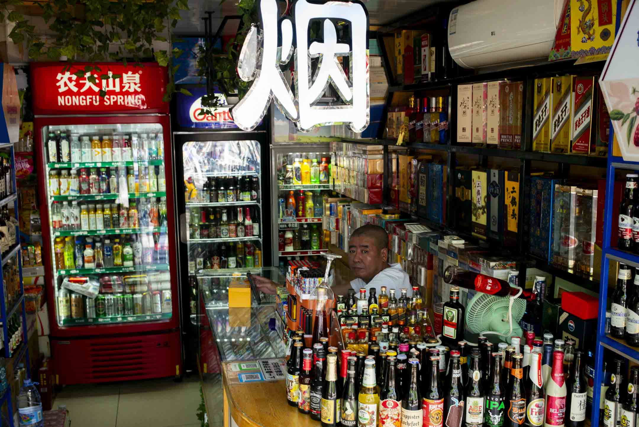 2023年8月31日﹐中國深圳一間小賣店,正在售賣不同牌子的香菸。攝:LCT/端傳媒