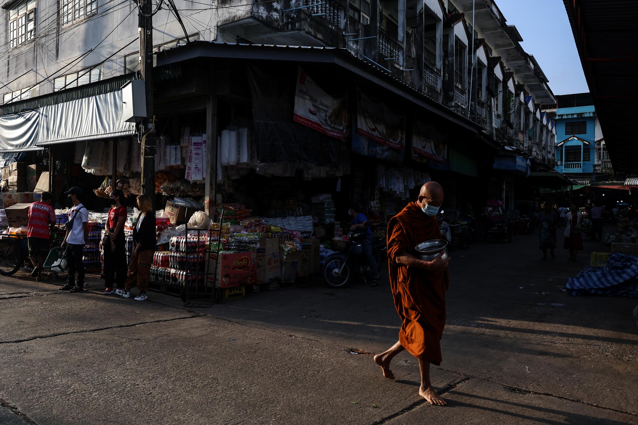 2023年8月18日,在泰緬邊境的小鎮,一名憎侶在市集經過。攝:Valeria Mongelli/Bloomberg via Getty Images
