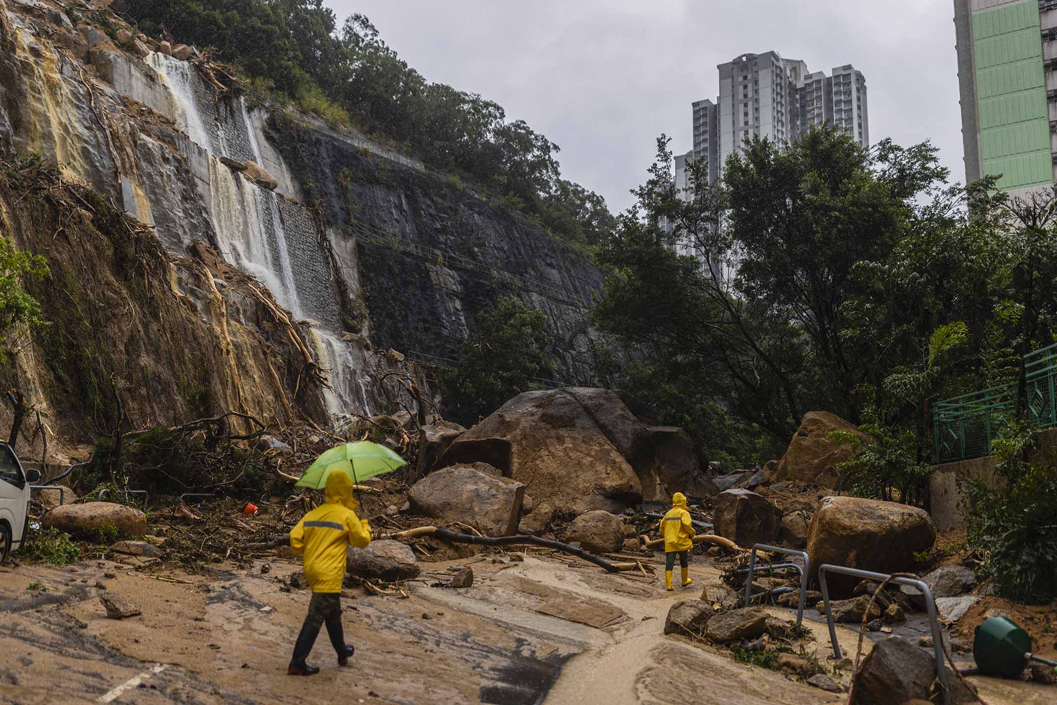 2023年9月8日,香港,暴雨过后,工人山泥倾泻现场。摄:Louise Delmotte/AP/达志影像