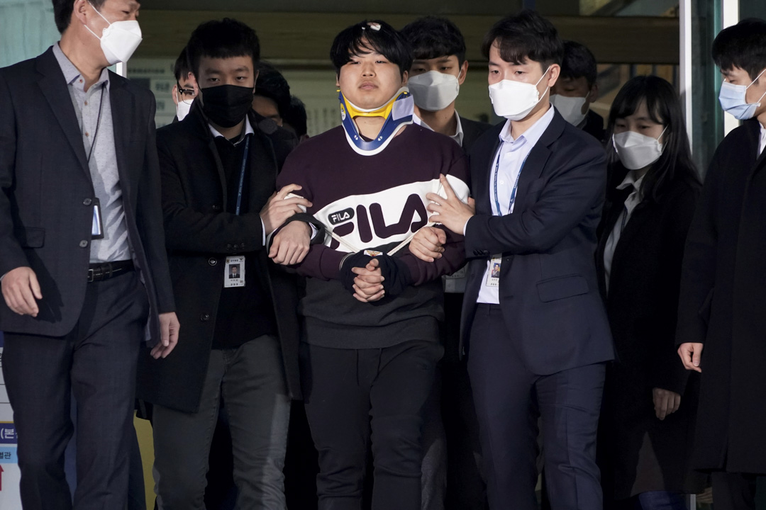 2020 年 3 月 25 日,南韓首爾,被稱為「N 號房」的網絡性勒索團夥的頭目 Cho Ju-bin 走出警察局,被轉移到檢察官辦公室。攝:Kim Hong-Ji/Pool/Reuters/達志影像