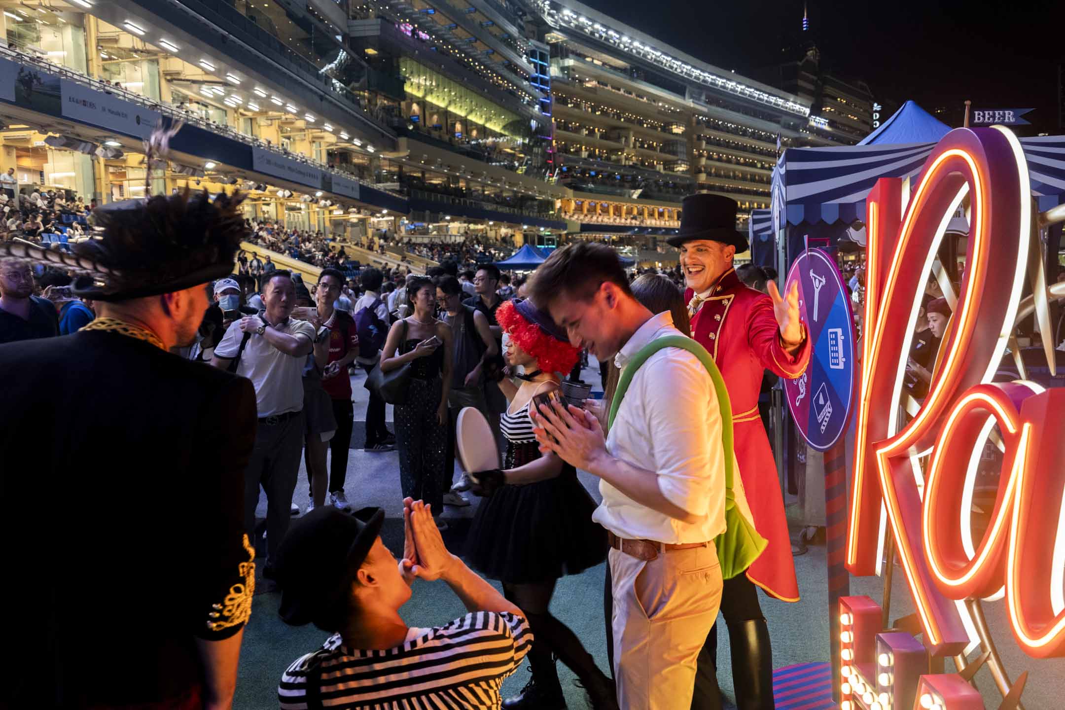 2023年9月20日,香港賽馬會響應香港夜繽紛宣傳,讓市民免費進入跑馬地馬場公眾席享受「快活星期三」。攝:林振東/端傳媒
