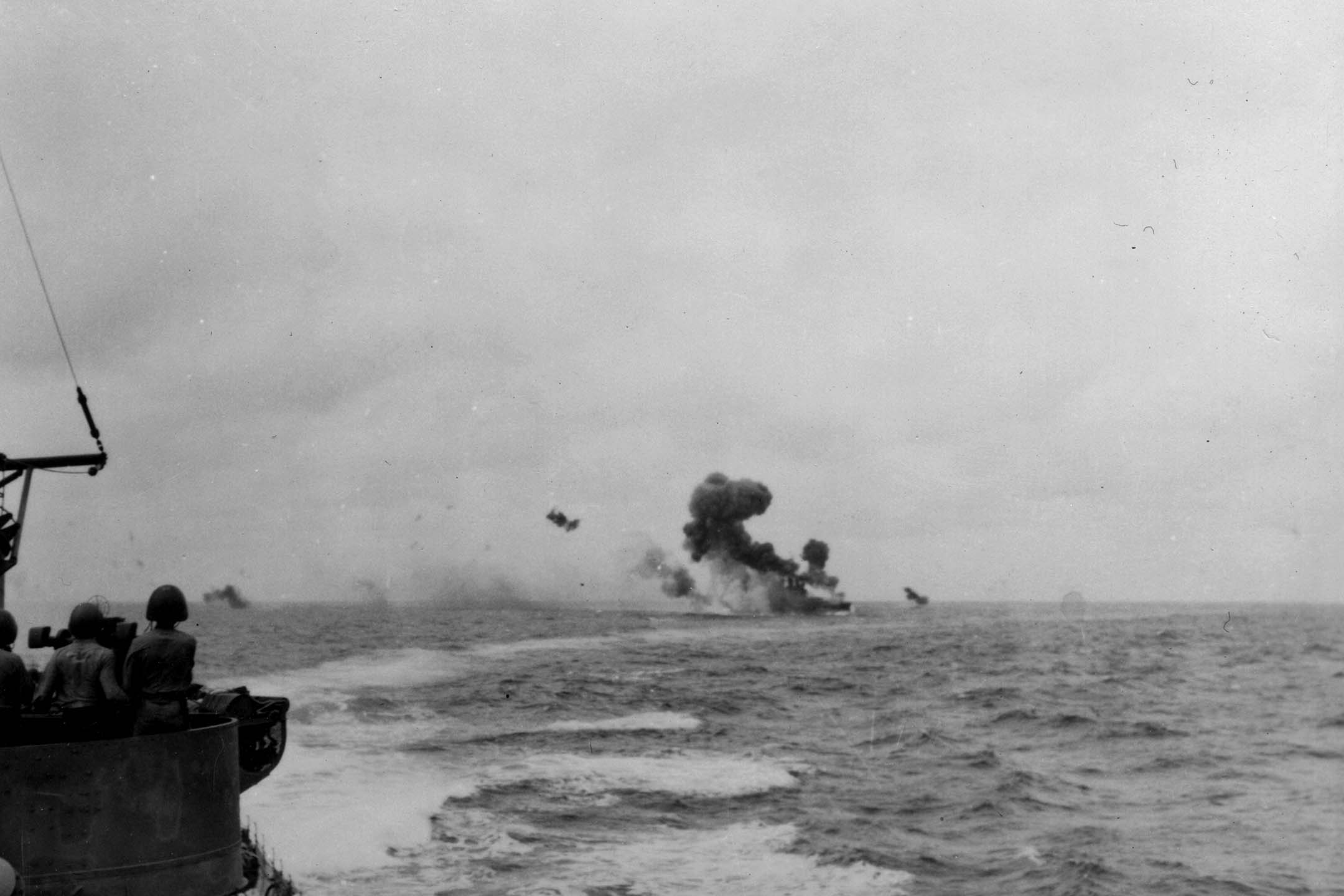 1944年10月16日,台湾附近的海战中,美国海军巡洋舰休斯敦号在两天内遭受第二次空中袭击。图:US Navy/Interim Archives/Getty Images