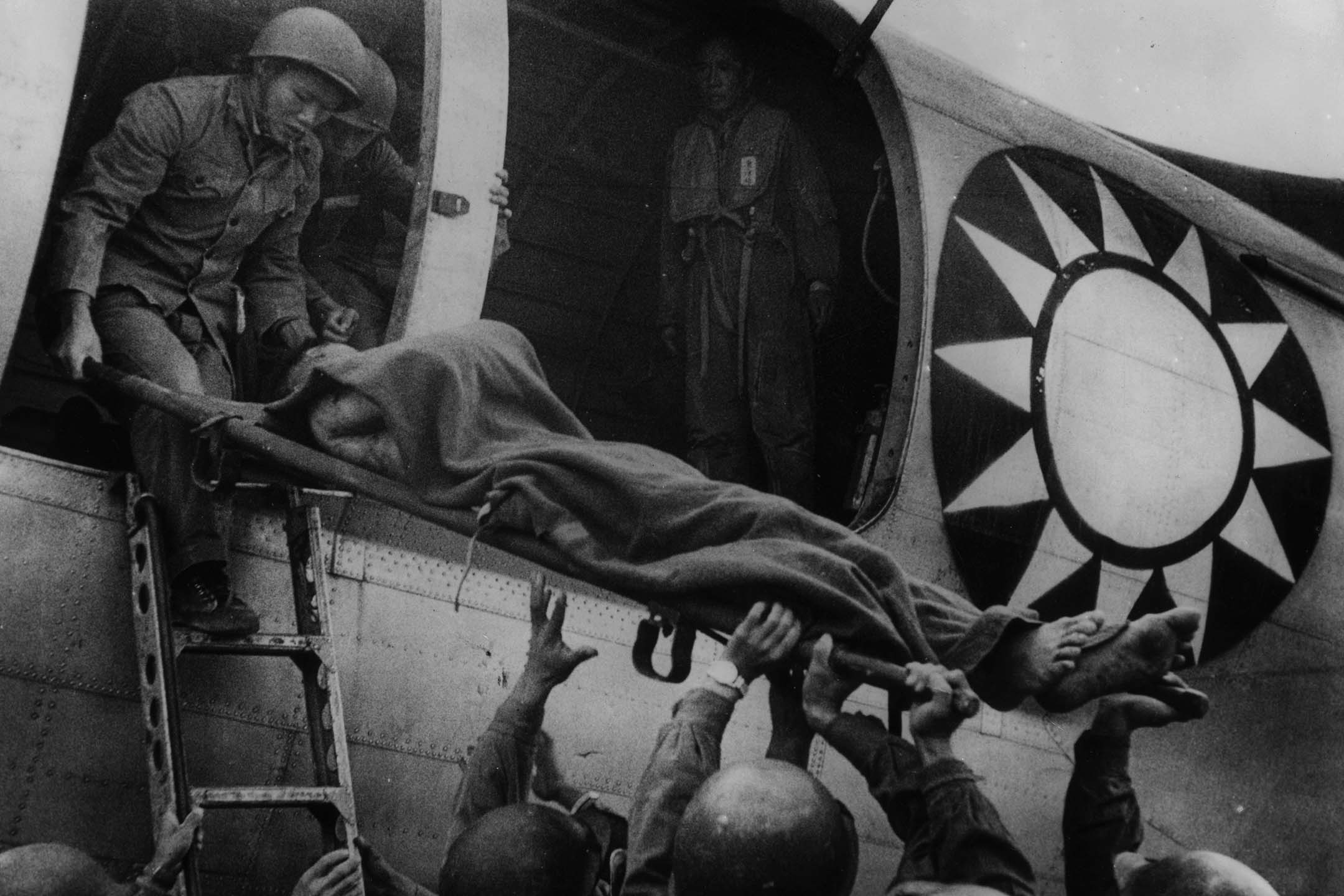 1958年,国民党军队与共产党停火期间,一名受伤的士兵从金门飞往台湾本岛。图:Keystone/Getty Images