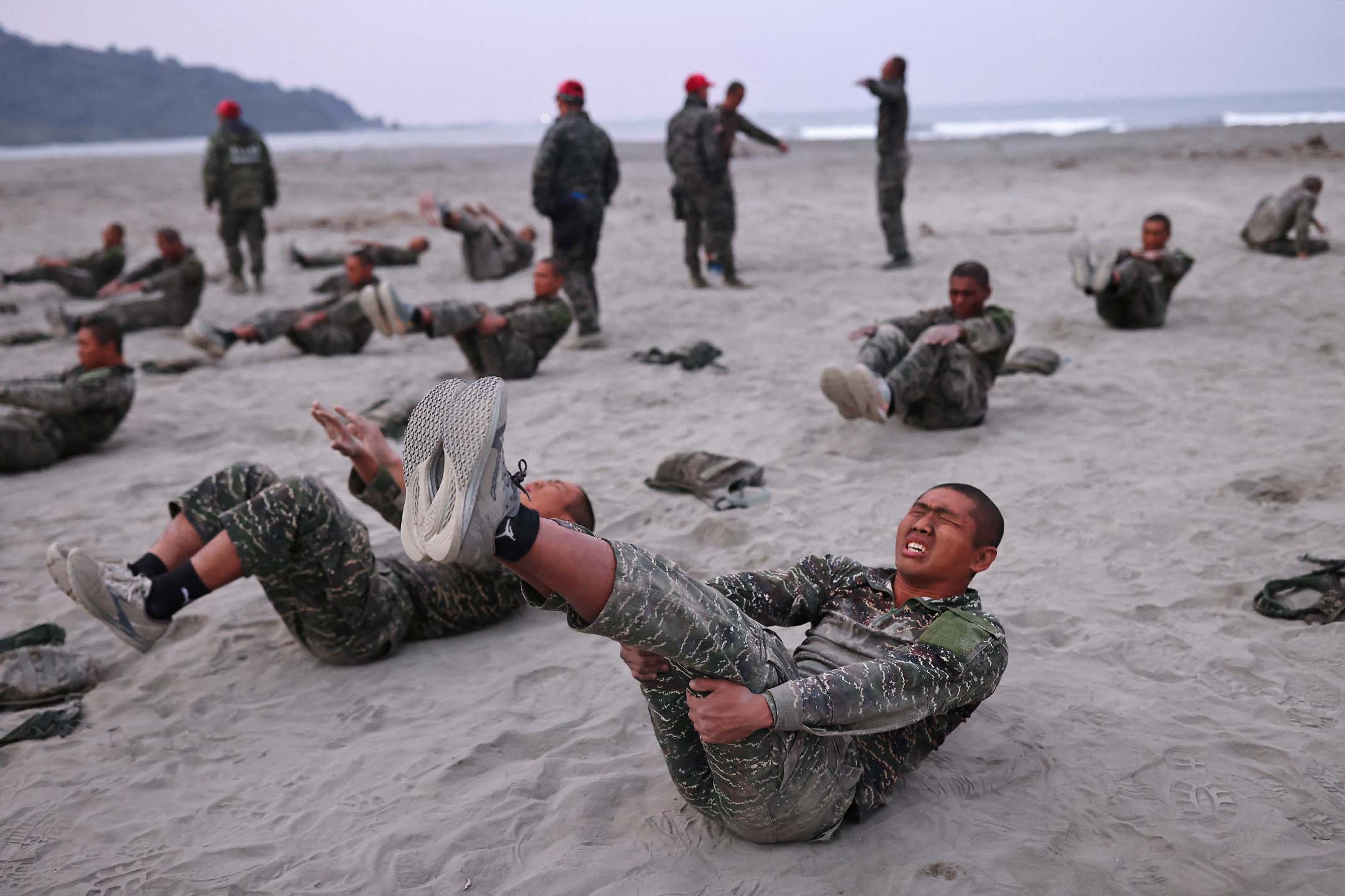 2021年12月18日，台灣海軍陸戰隊兩棲偵蒐大隊在左營海軍基地參加為期十週的訓練演習。攝：Ann Wang/Reuters/達志影像