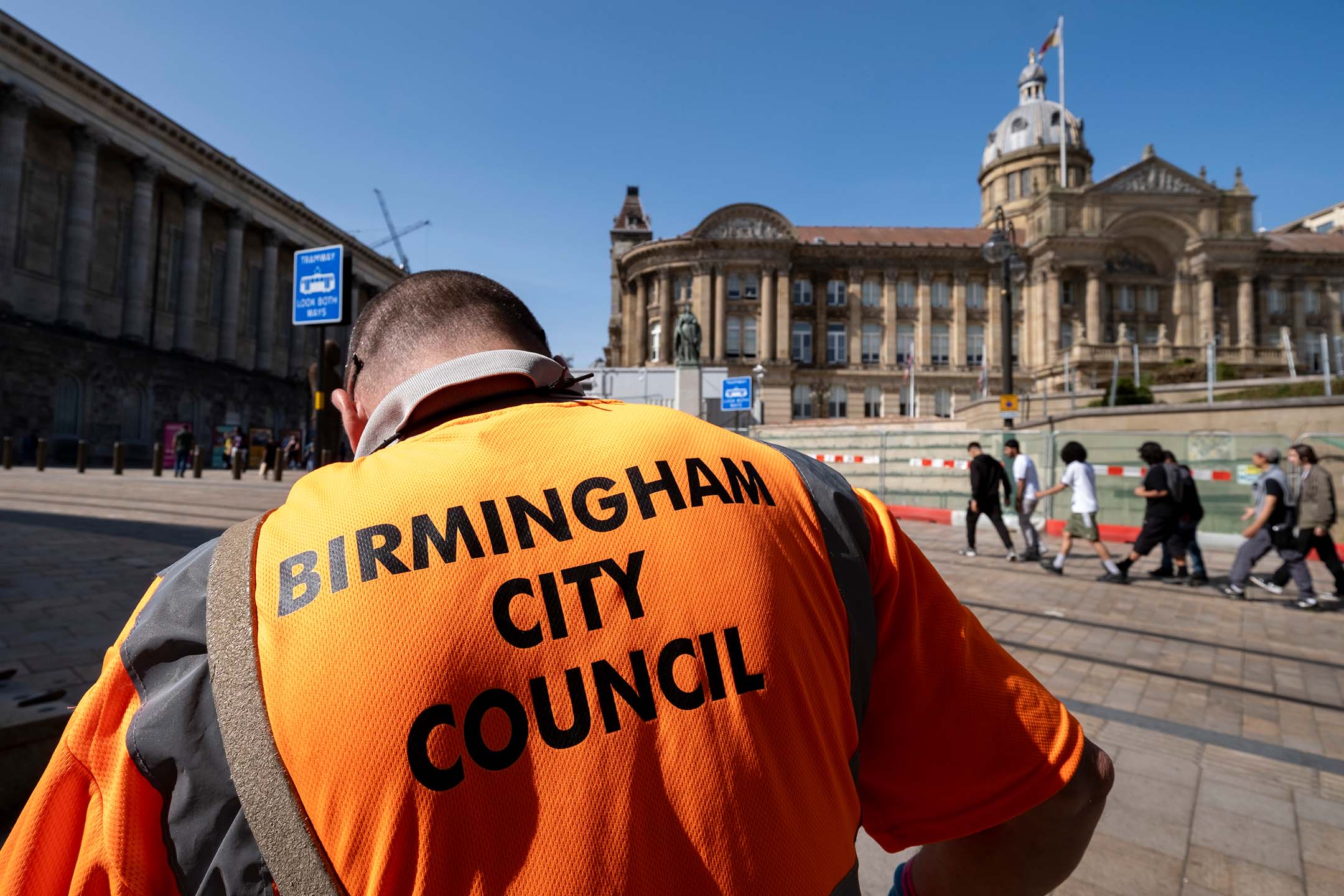 2023年9月5日,英國伯明翰,工人在市政廳大樓外廣場清潔。攝:Mike Kemp/In Pictures via Getty Images