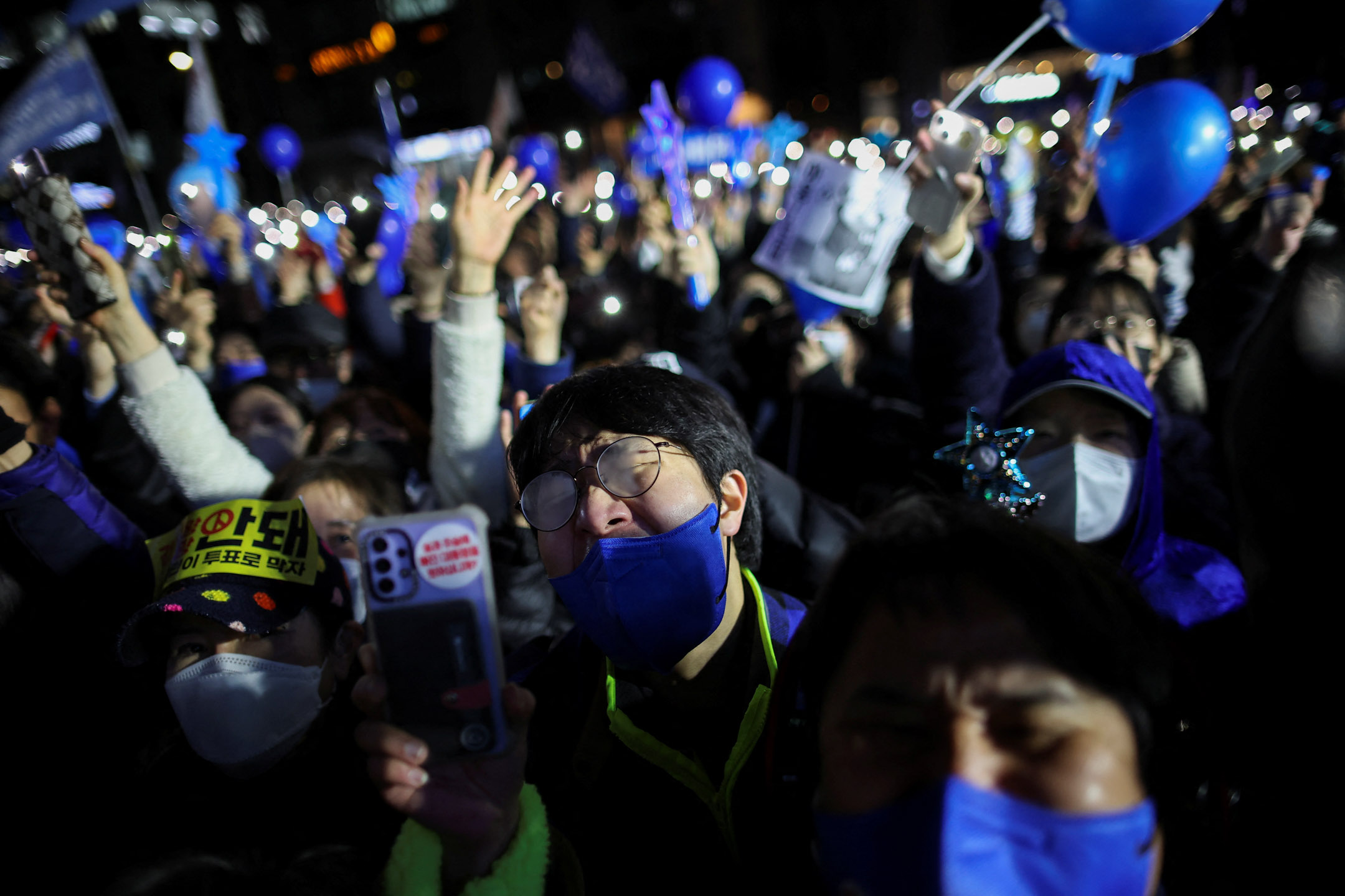2022年3月8日，韓國首爾，總統候選人李在明的支持者在競選集會上歡呼。攝：Kim Hong-Ji/Reuters/達志影像