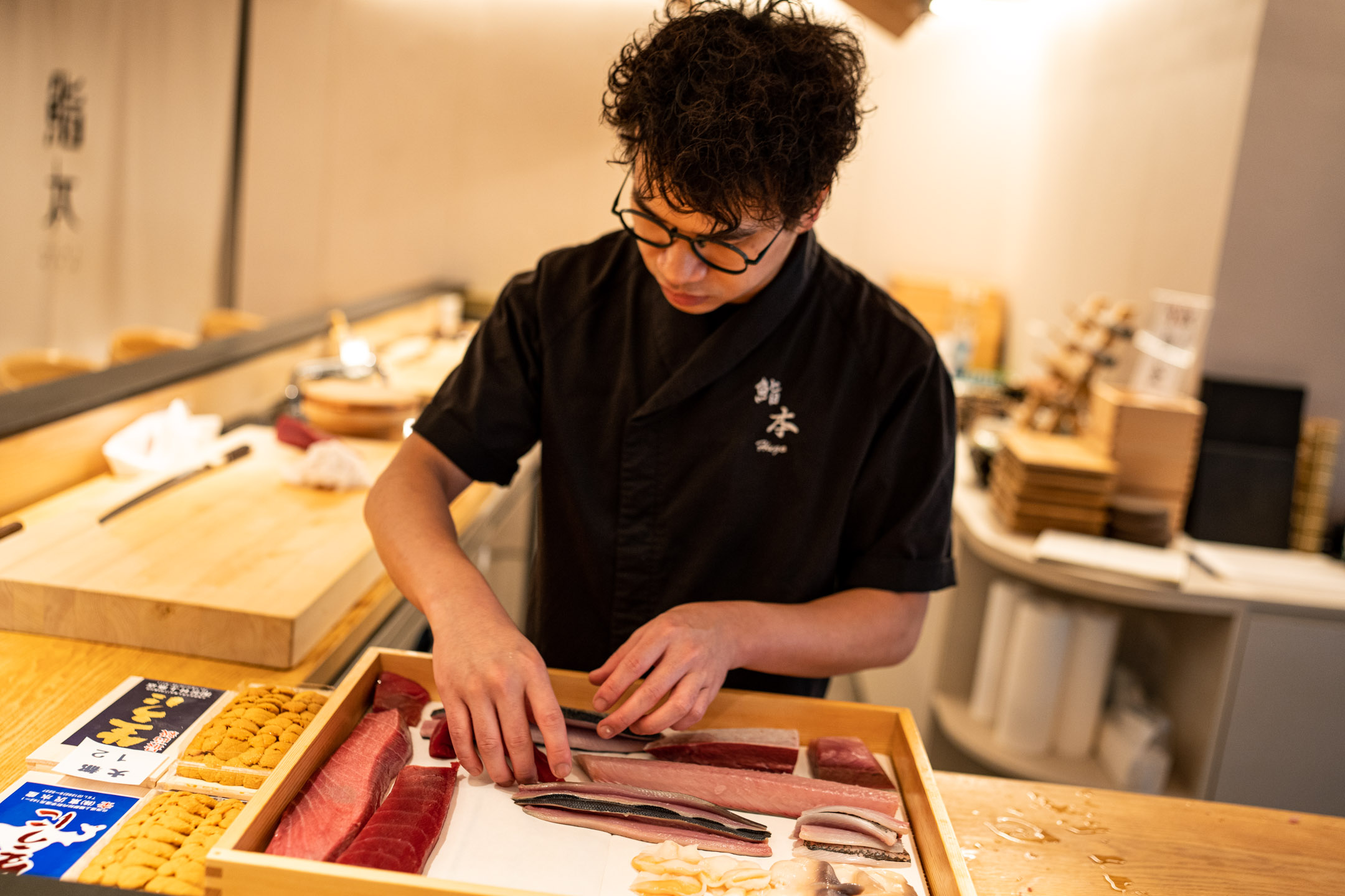 2023年8月29日,铜锣湾Omakase(厨师发办)餐厅“鮨本”,寿司师傅Hugo正在准备食材。摄:Ryan Lai/端传媒