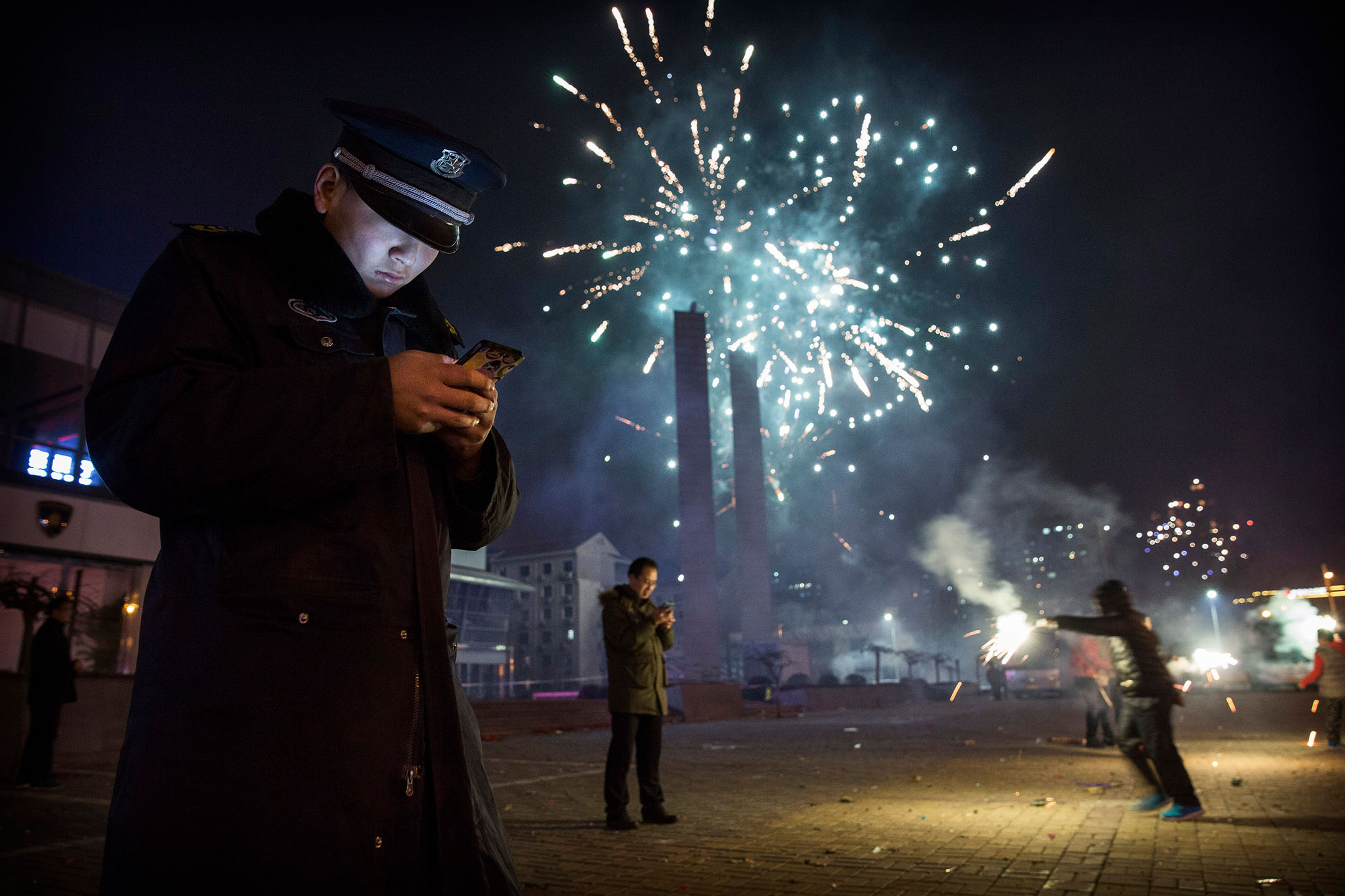 2015年2月19日,中國北京,市民放煙花慶祝農曆新年。攝:Kevin Frayer/Getty Images