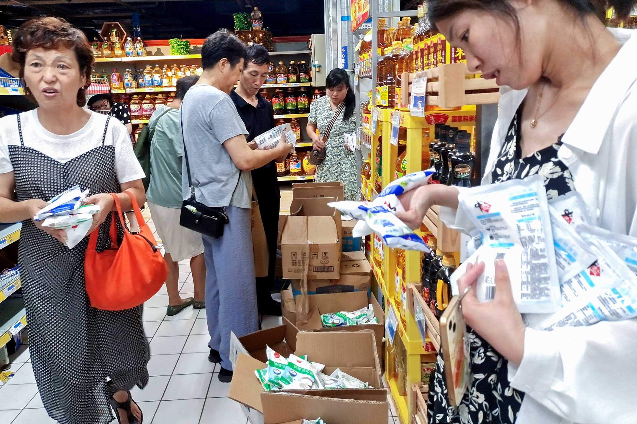 2023年8月24日,上海,顾客在超市购买盐。图:VCG via Getty Images