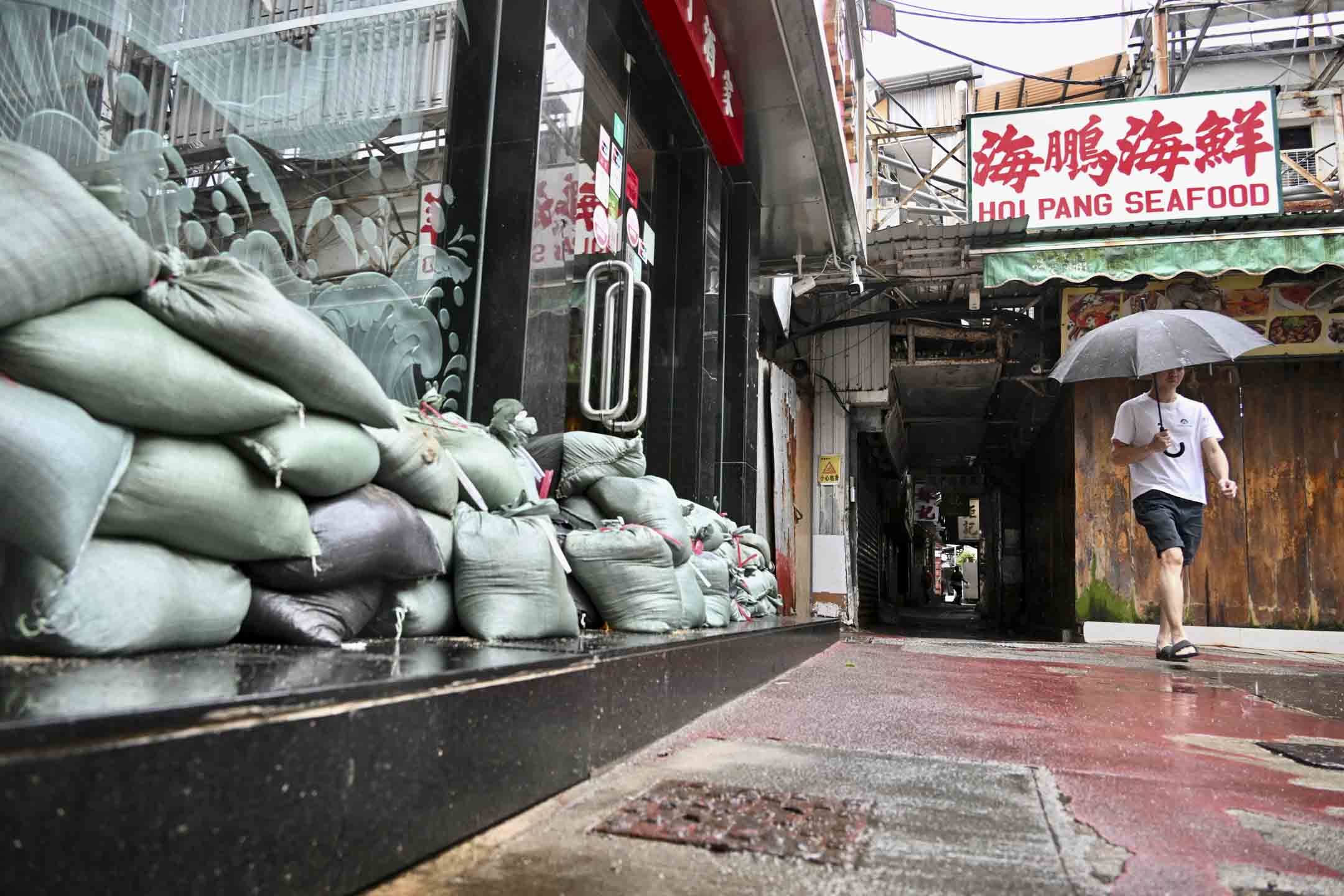 2023年9月1日,鲤鱼门的酒家用沙袋堆放在入口处,以防止海水倒流。摄:Li Zhihua/China News Service/VCG via Getty Images