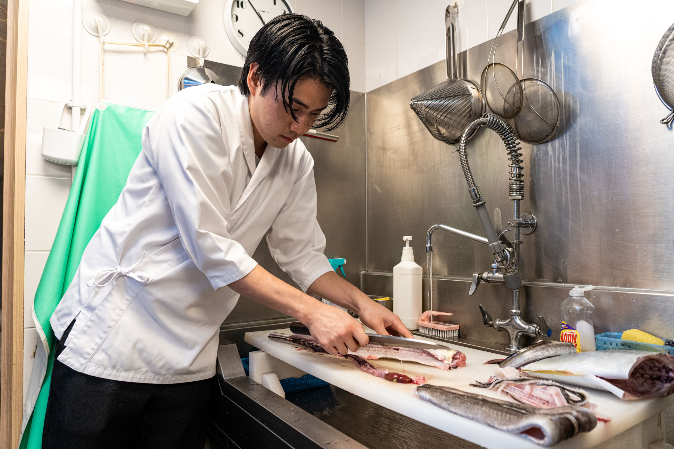 2023年8月29日,中环Omakase餐厅“KAMOSU 醸”主厨西村祐弘正在准备食材。摄:Ryan Lai/端传媒