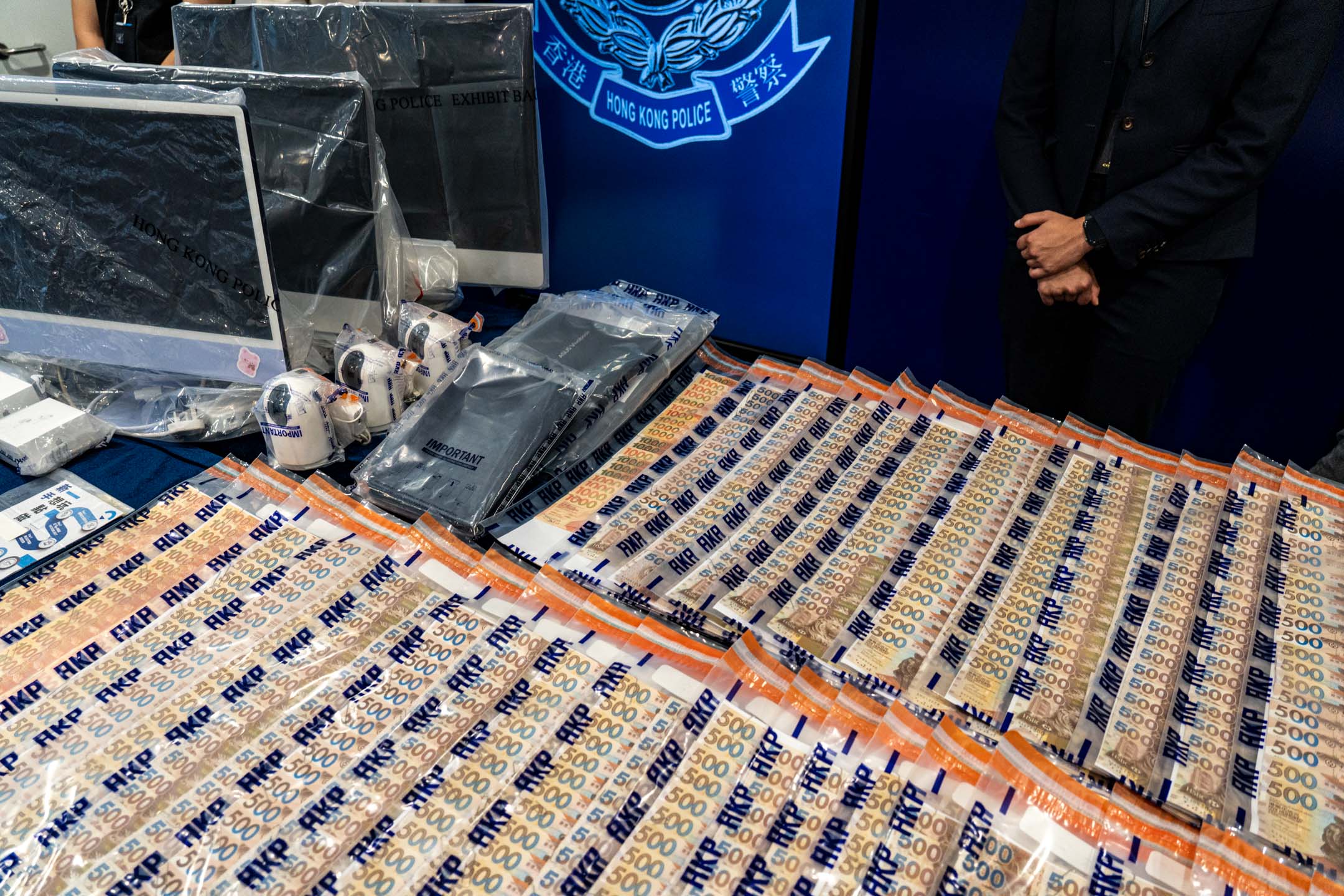 2023年9月19日,警方及證監會就JPEX詐騙案召開記者招待會,現場展示大批證物。攝:Ryan Lai/端傳媒