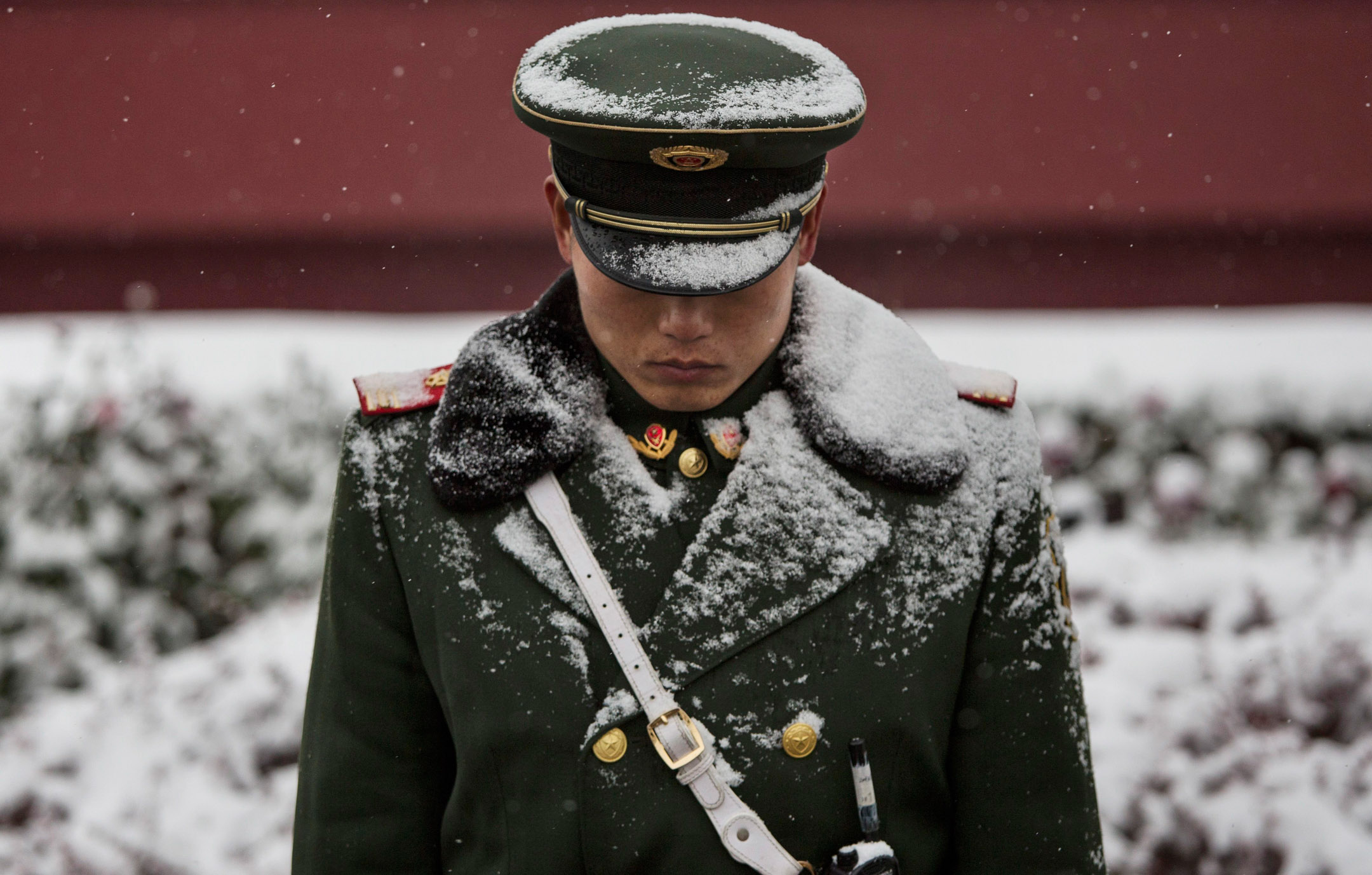 2014年11月22日，中國北京，一名警察在天安門外站崗。攝：Kevin Frayer/Getty Images