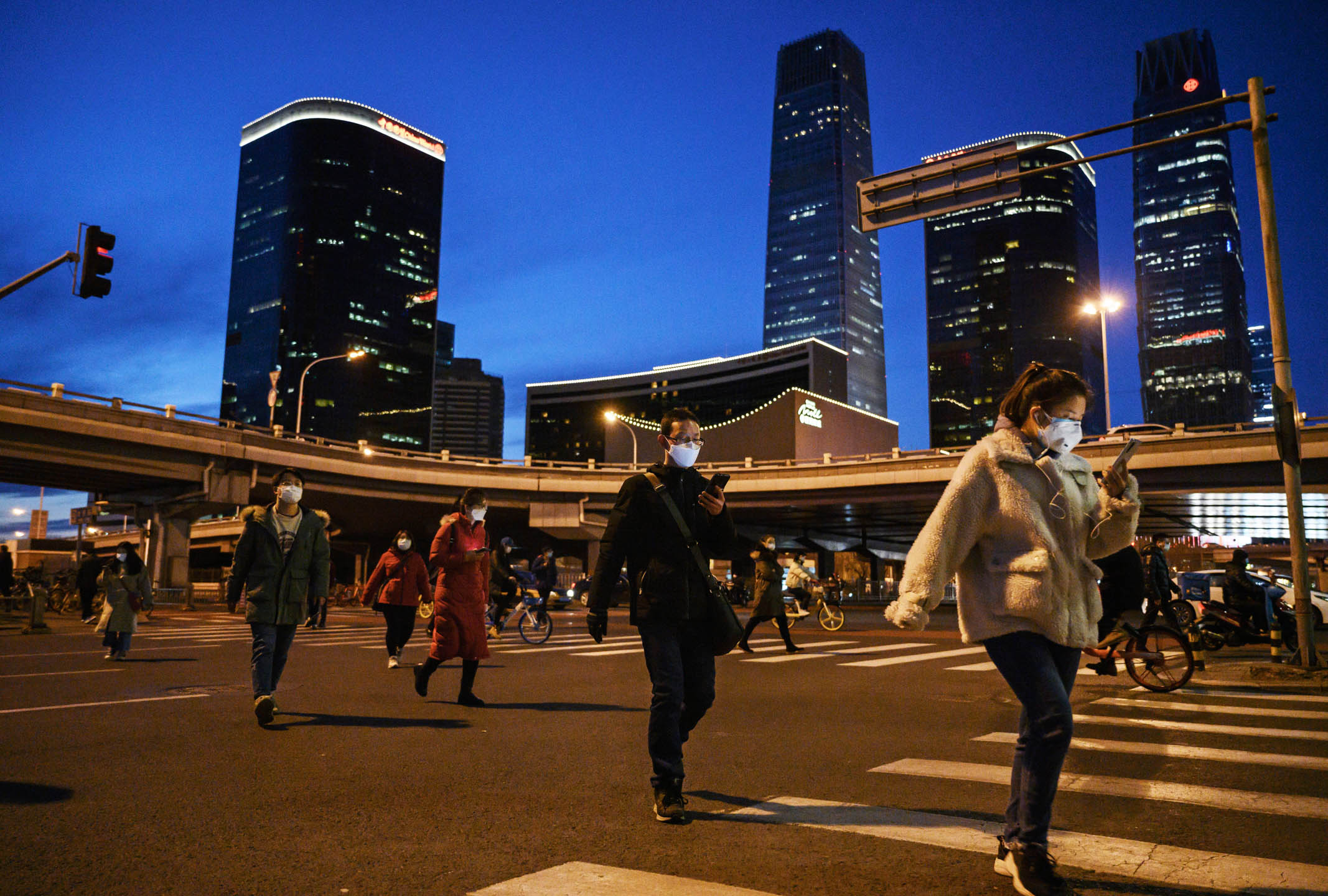  2020年3月12日，中國北京，在中央商務區下班的人群過馬路。攝：Kevin Frayer/Getty Images