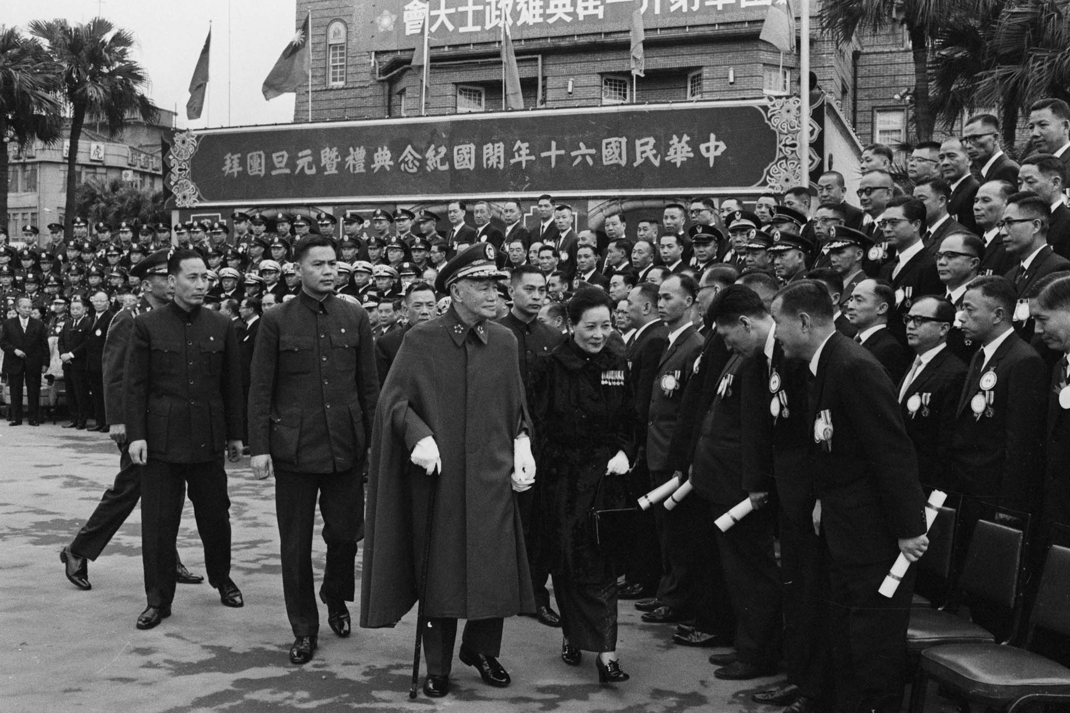 1971年1月4日,台北,总统蒋介石出席中华民国六十年开国纪念典礼后,经过政府官员和军人。图:Bettmann/Getty Images