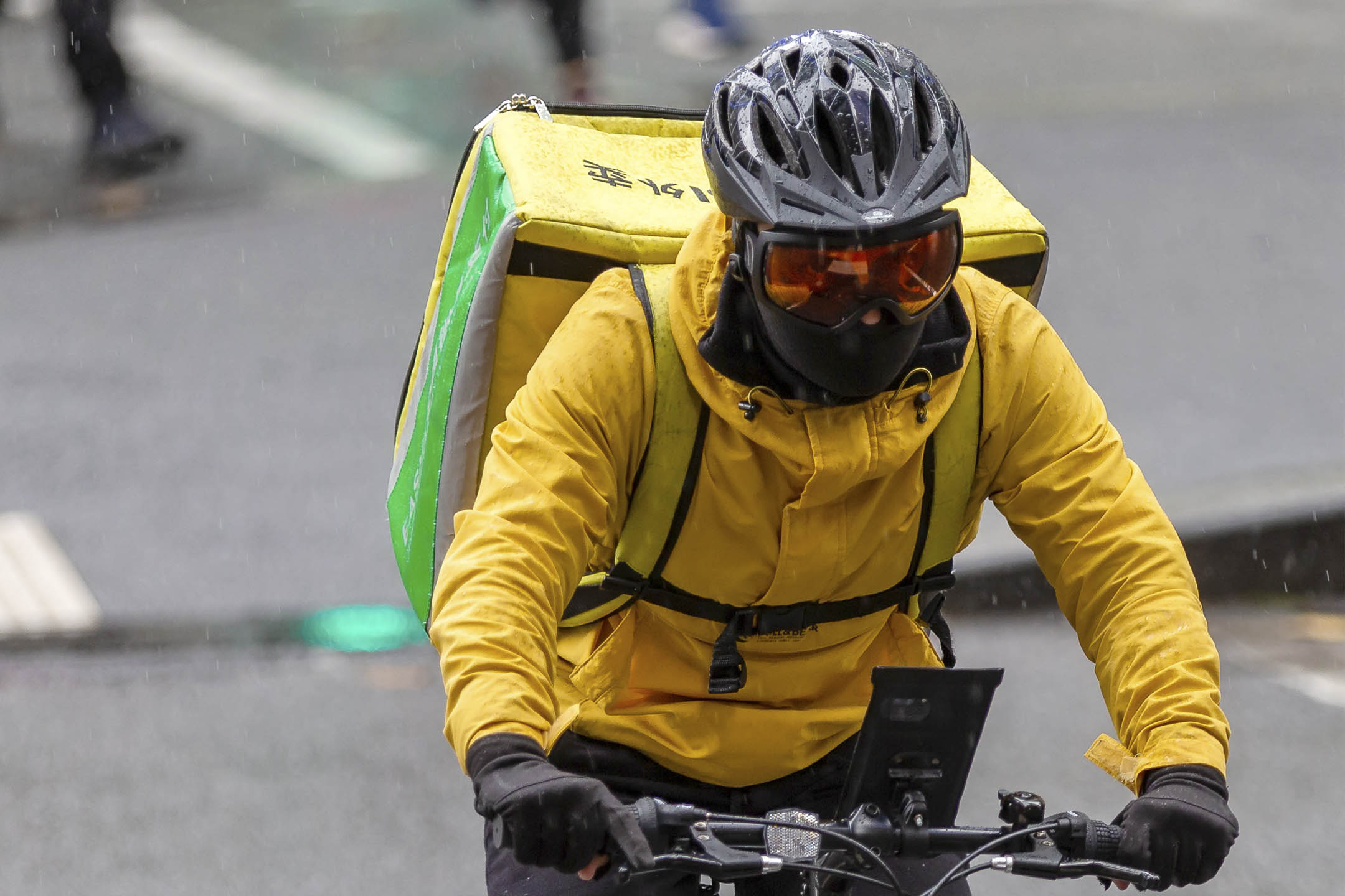 2020年5月9日,澳洲墨爾本,一名戴著口罩騎自行車的外賣送餐員。攝:Speed Media/Icon Sportswire