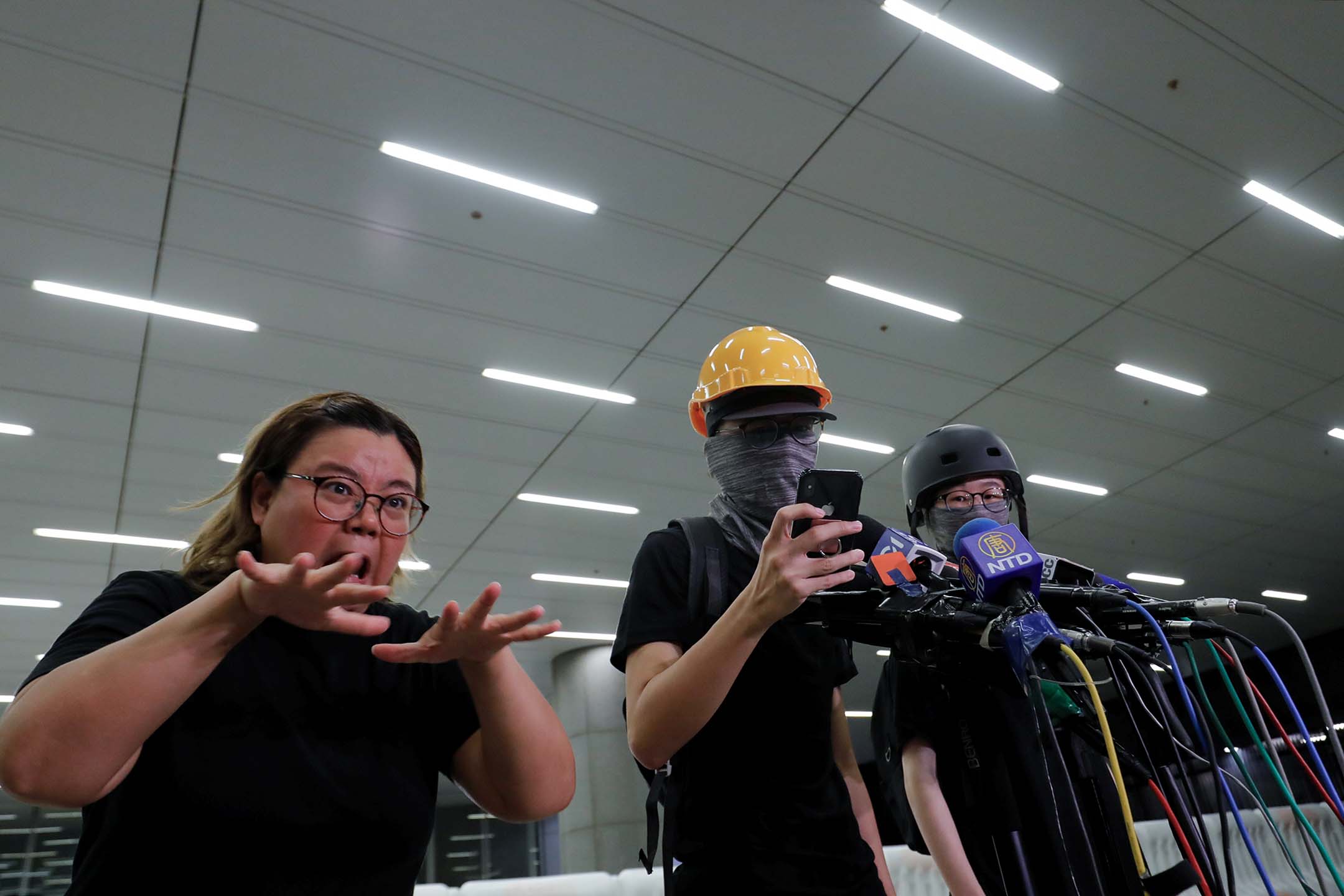 2019年9月4日,香港,手语翻译员在抗议者的新闻发布会中。摄:Amr Abdallah Dalsh/Reuters/达志影像