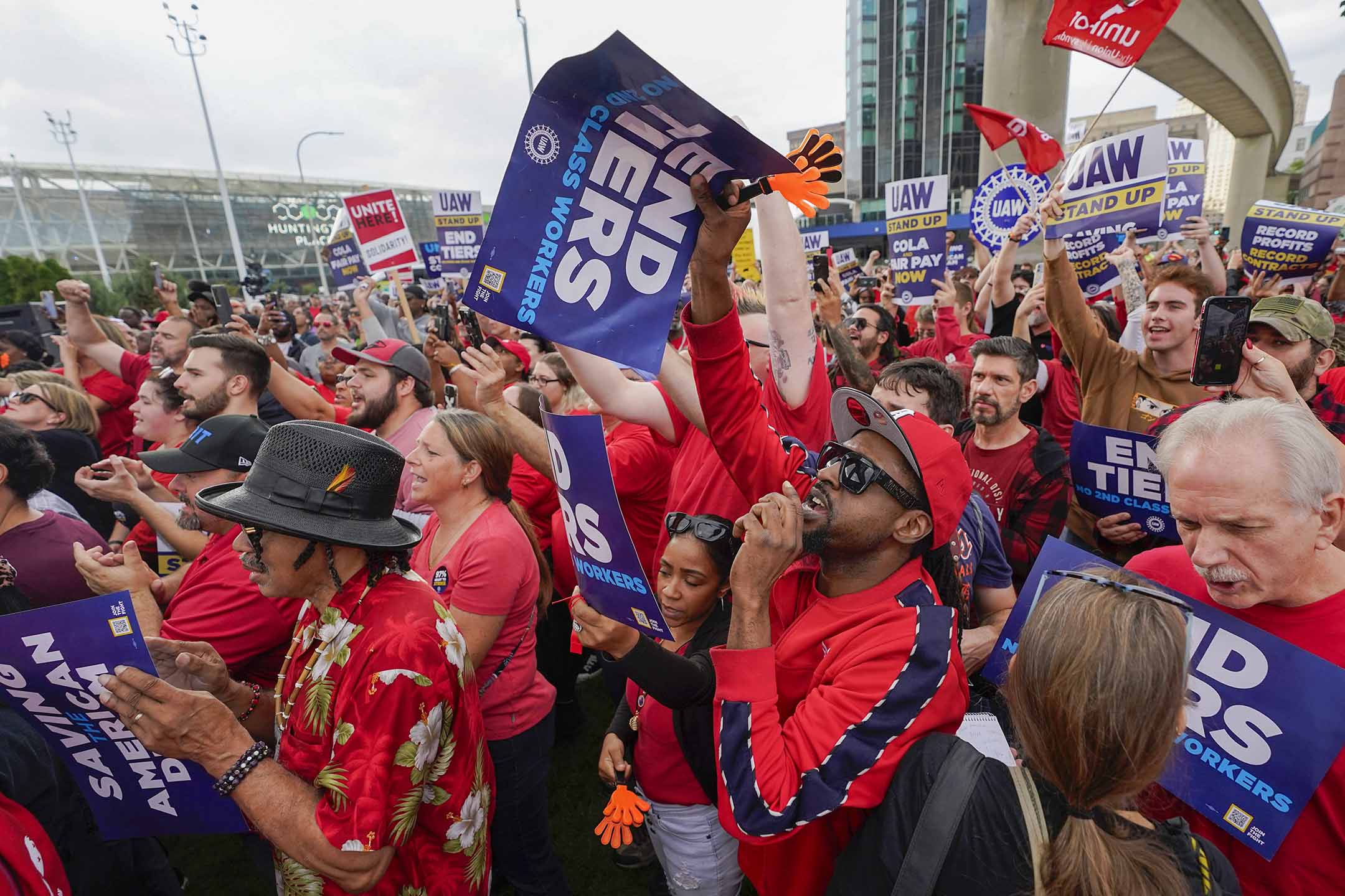 2023年9月15日,United Auto Workers(UAW)工會成員在底特律舉行集會。 攝:Paul Sancya/AP/達志影像