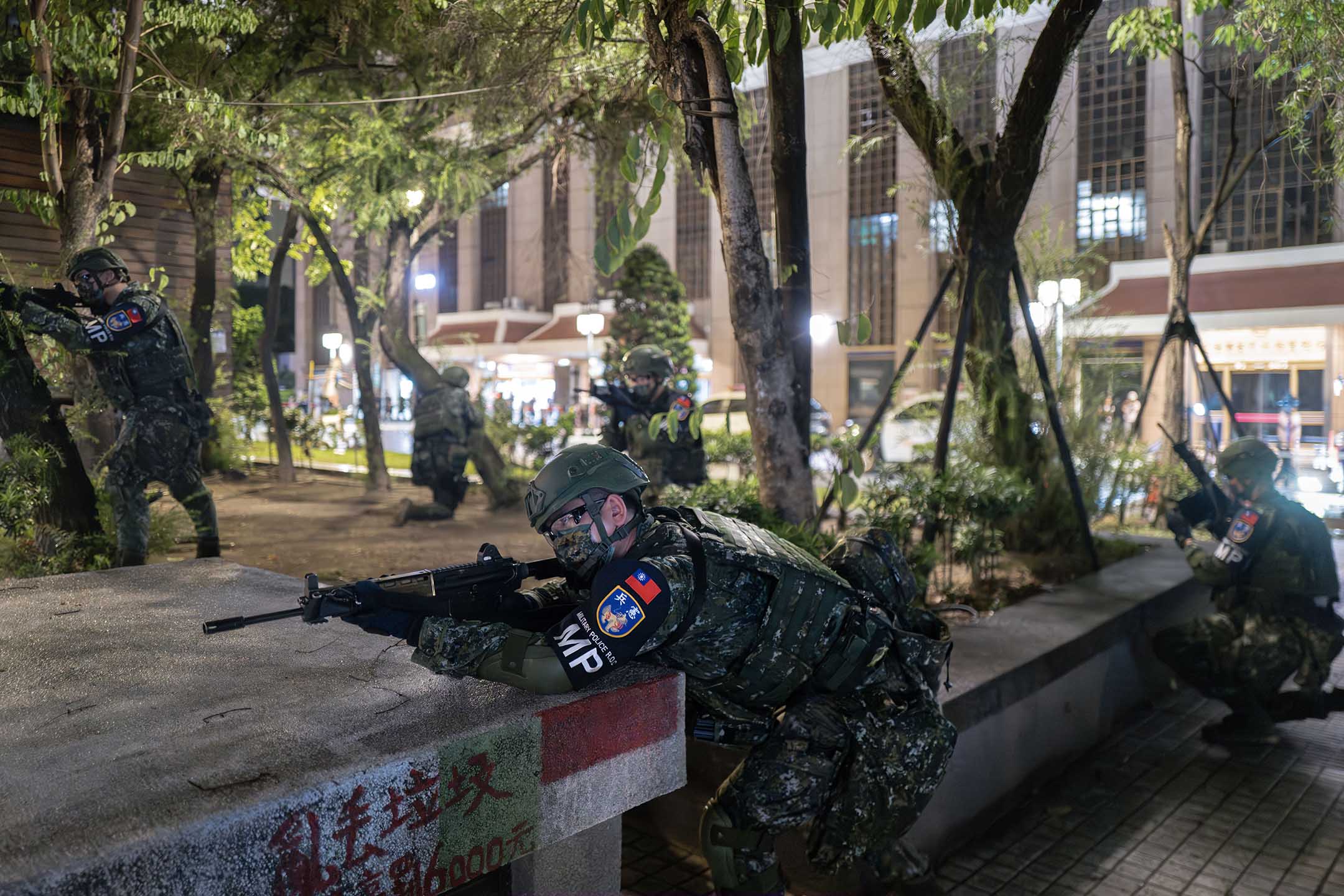 2023年7月26日,台北车站,汉光演习期间,宪警联合反劫持作战演练。摄:陈焯𪸩/端传媒