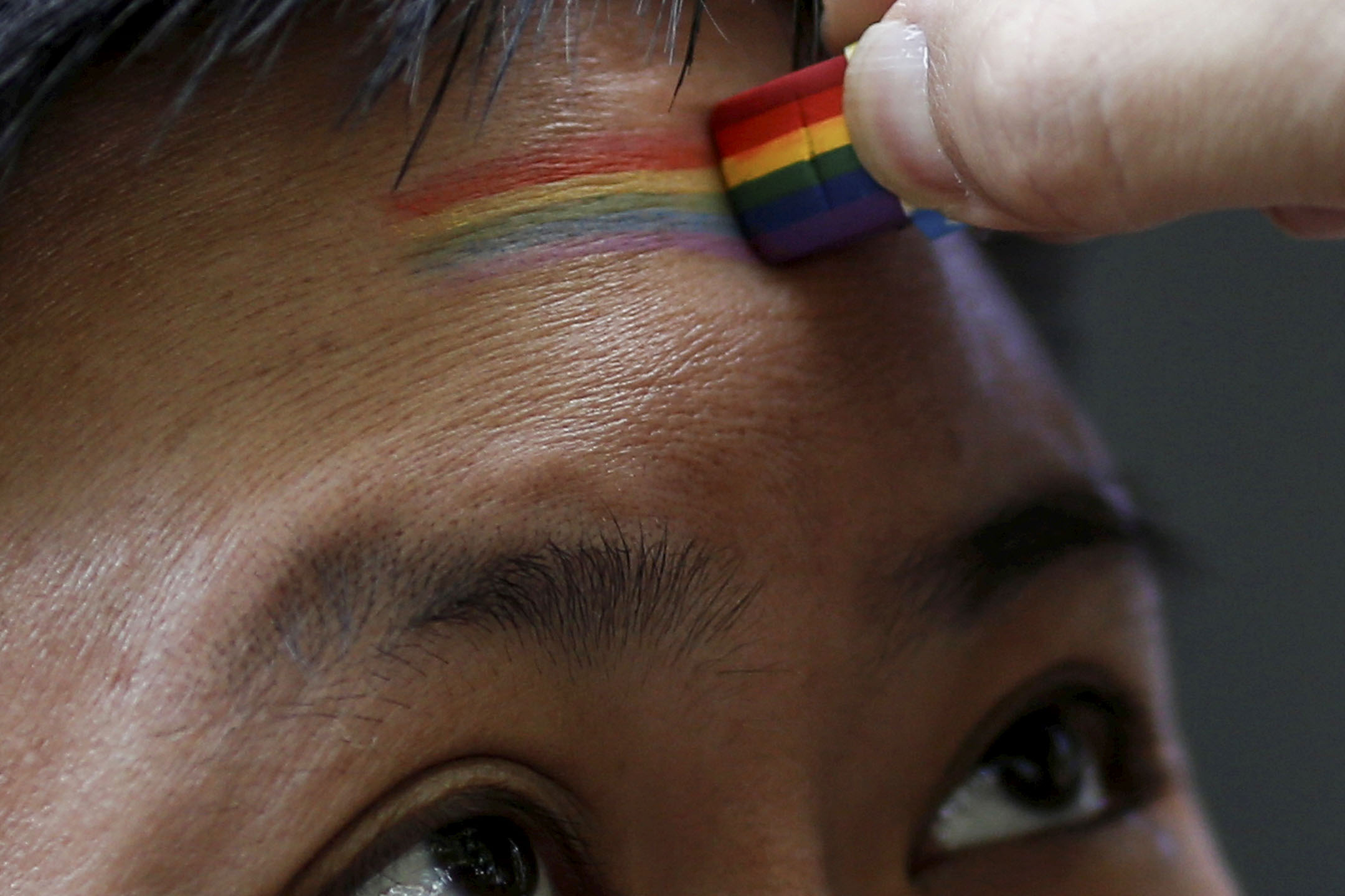 2017年6月17日,上海,一名參與者參加 LGBT活動,在額頭上油上了彩虹旗。攝:Aly Song/Reuters/達志影像